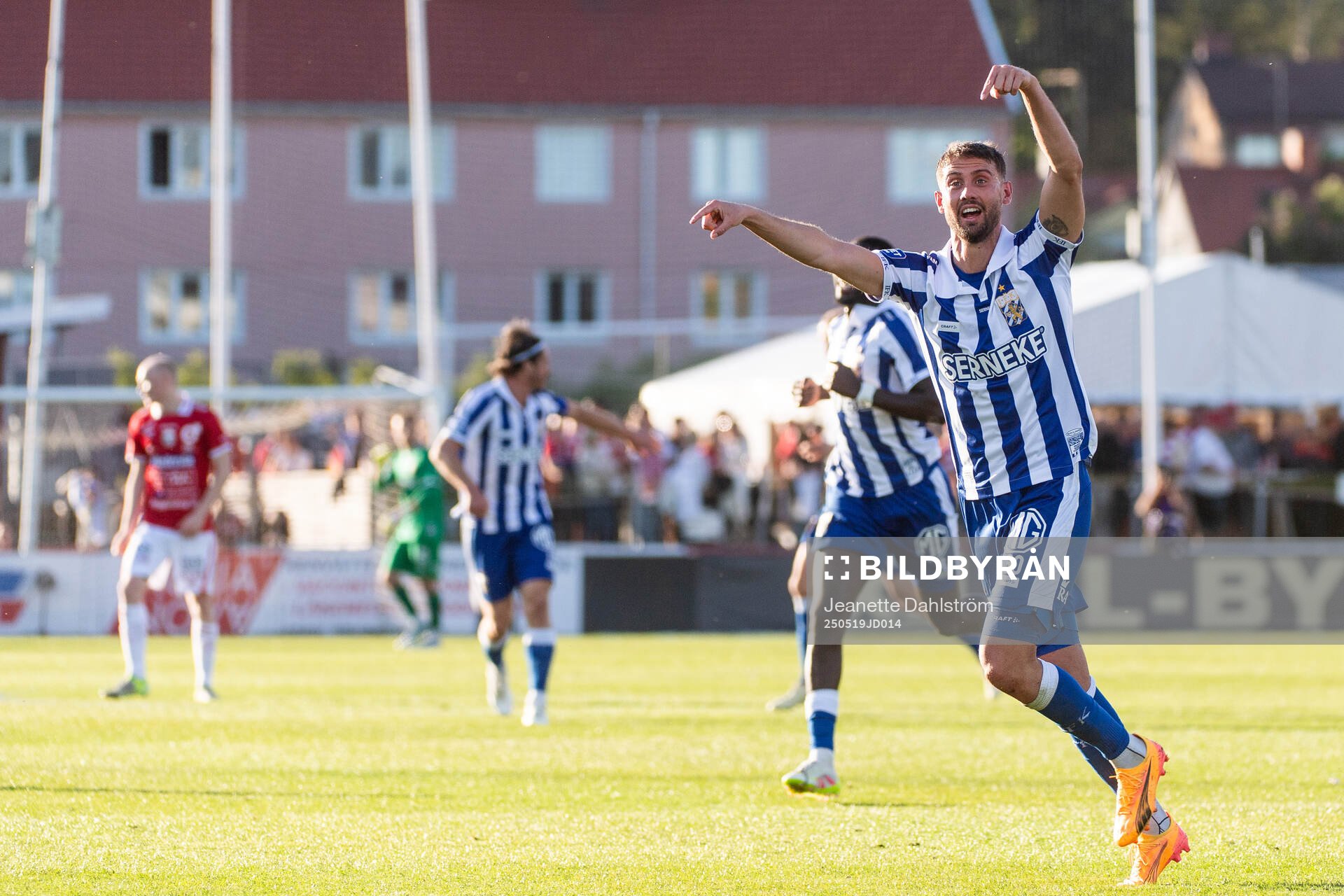 IFK Göteborgs Ramon Pascal Lundqvist jublar efter att Tobias Heintz (ej i bild) gjort 3-0 under fotbollsmatchen i Allsvenskan mellan Degerfors och IFK Göteborg den 19 maj 2025 i Degerfors.