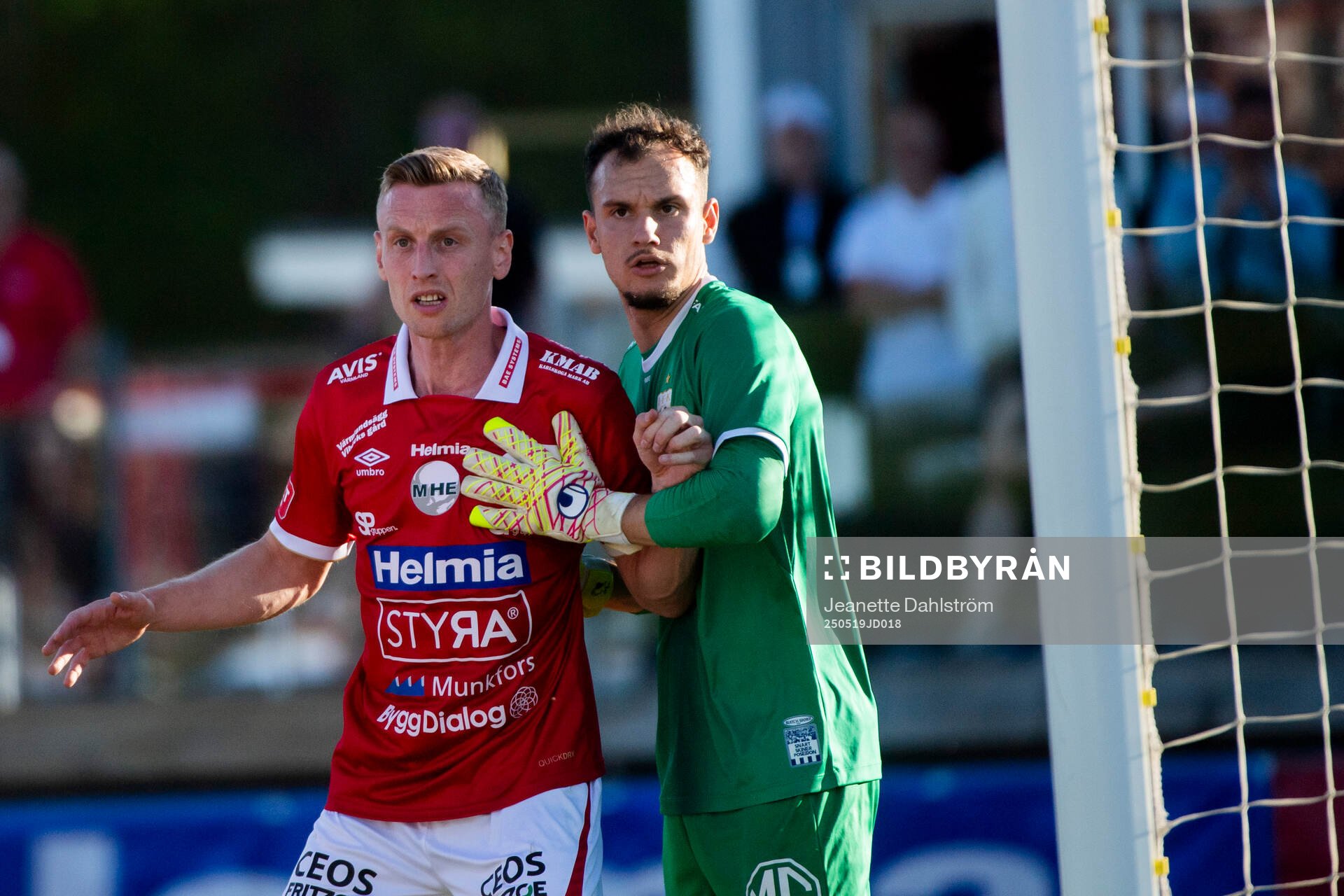 Sebastian Ohlsson och IFK Göteborgs målvakt Elis Bishesari