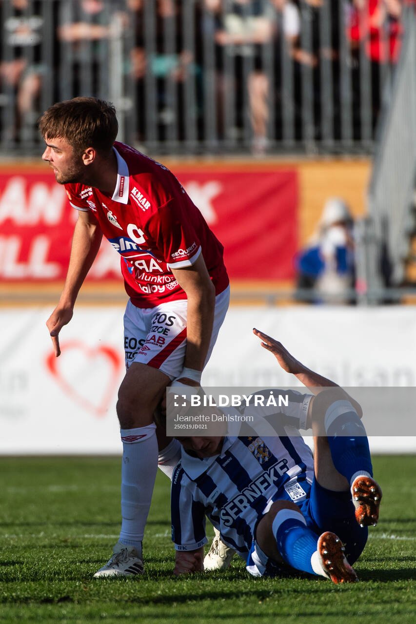 Degerfors Juhani Pikkarainen och IFK Göteborgs David Kruse under fotbollsmatchen i Allsvenskan mellan Degerfors och IFK Göteborg den 19 maj 2025 i Degerfors.