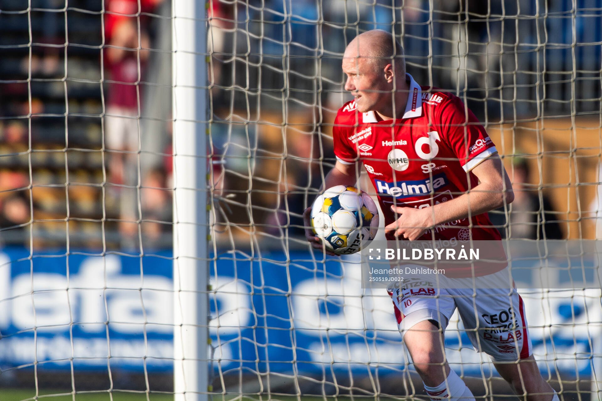Degerfors Marcus Rafferty jublar efter att han reducerat till 1-3 under fotbollsmatchen i Allsvenskan mellan Degerfors och IFK Göteborg den 19 maj 2025 i Degerfors.