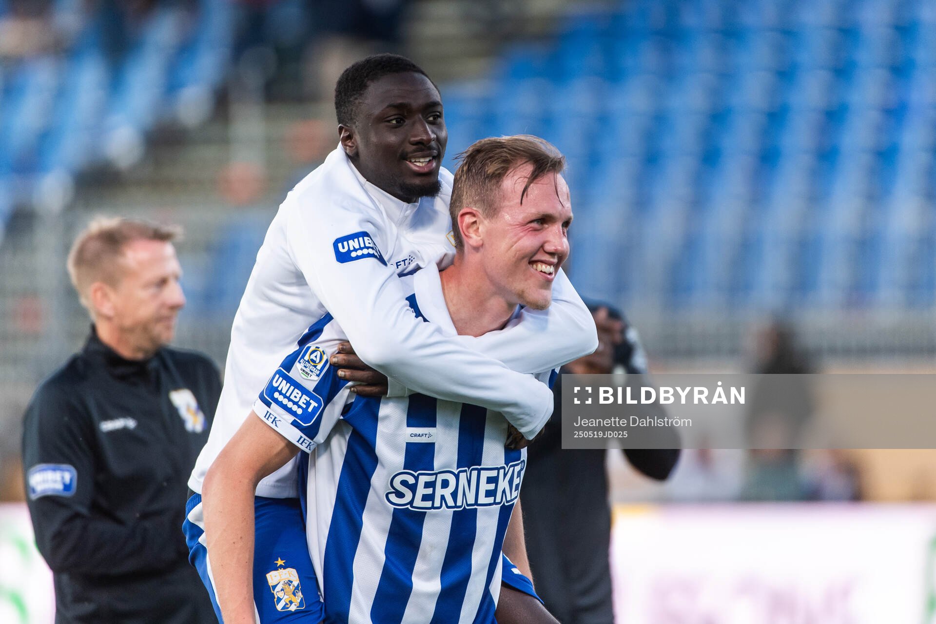 IFK Göteborgs Imam Jagne och Adam Carlén jublar efter fotbollsmatchen i Allsvenskan mellan Degerfors och IFK Göteborg den 19 maj 2025 i Degerfors.