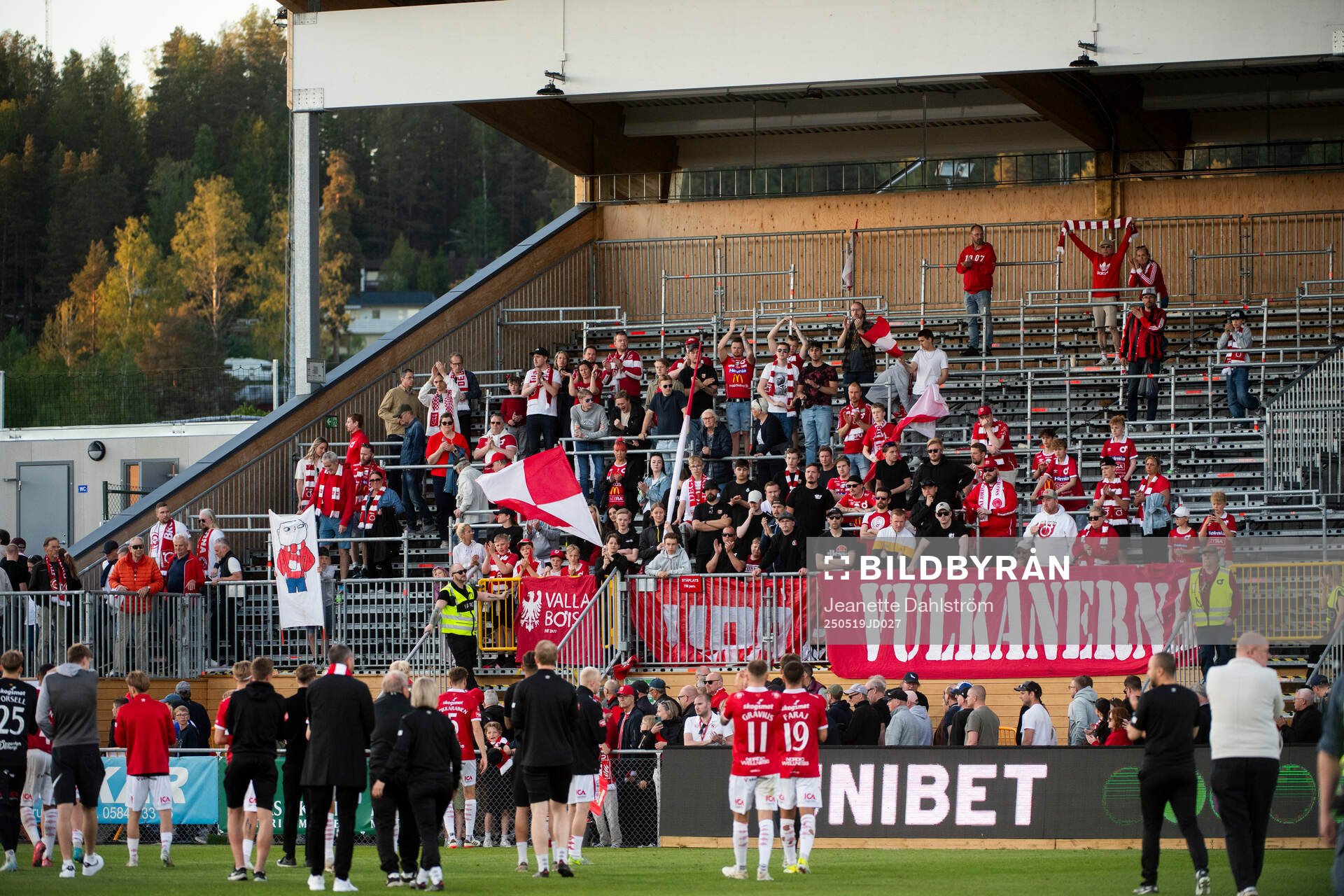 Degerfors tackar deras supportar efter fotbollsmatchen i Allsvenskan mellan Degerfors och IFK Göteborg den 19 maj 2025 i Degerfors.