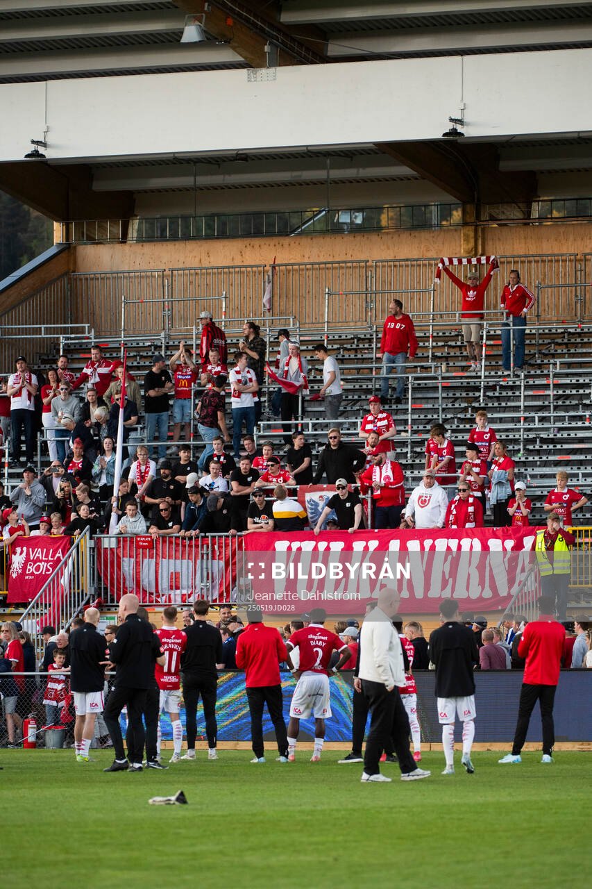 Degerfors tackar deras supportar efter fotbollsmatchen i Allsvenskan mellan Degerfors och IFK Göteborg den 19 maj 2025 i Degerfors.