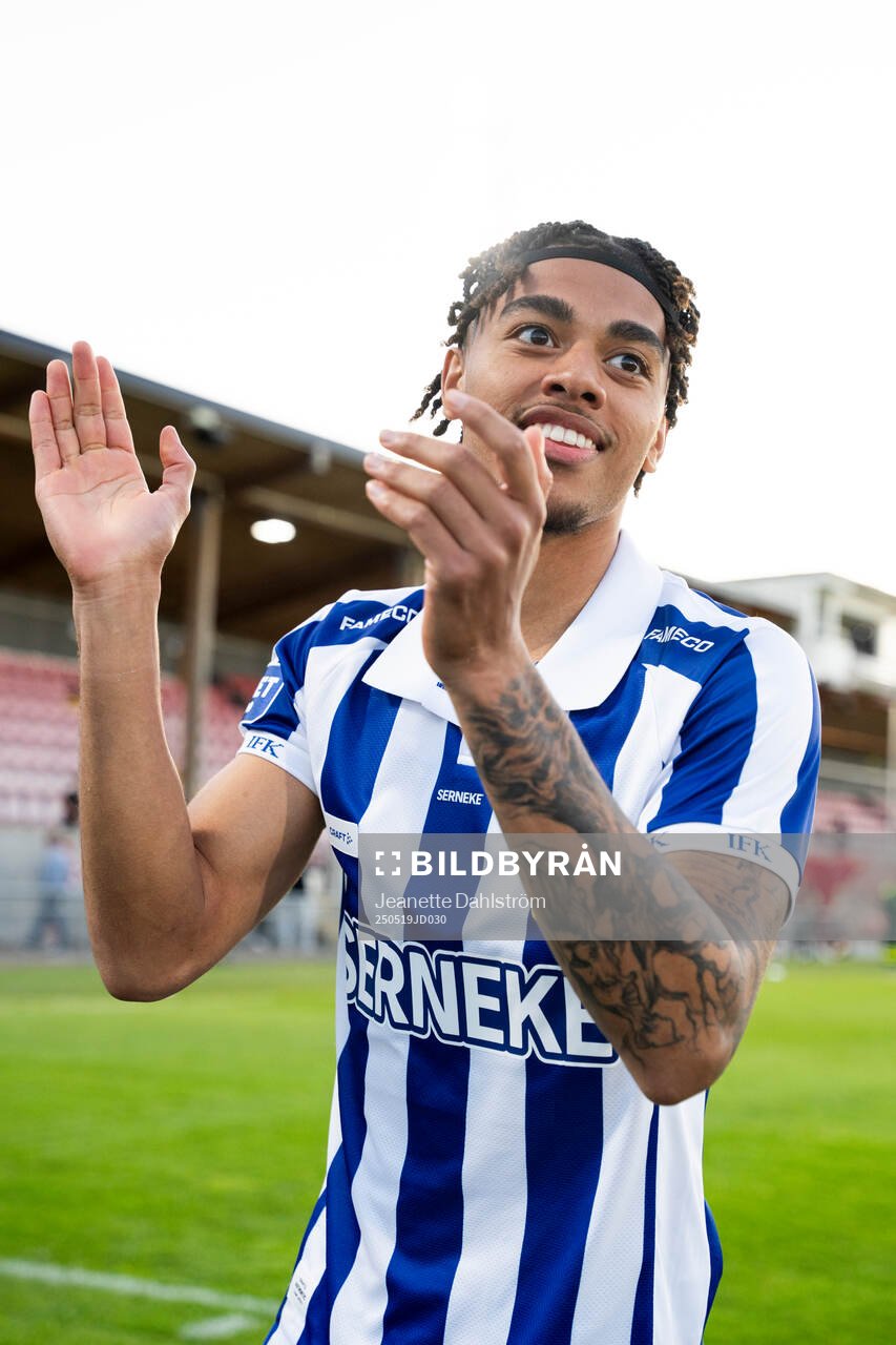 IFK Göteborgs Sebastian Clemmensen jublar efter fotbollsmatchen i Allsvenskan mellan Degerfors och IFK Göteborg den 19 maj 2025 i Degerfors.