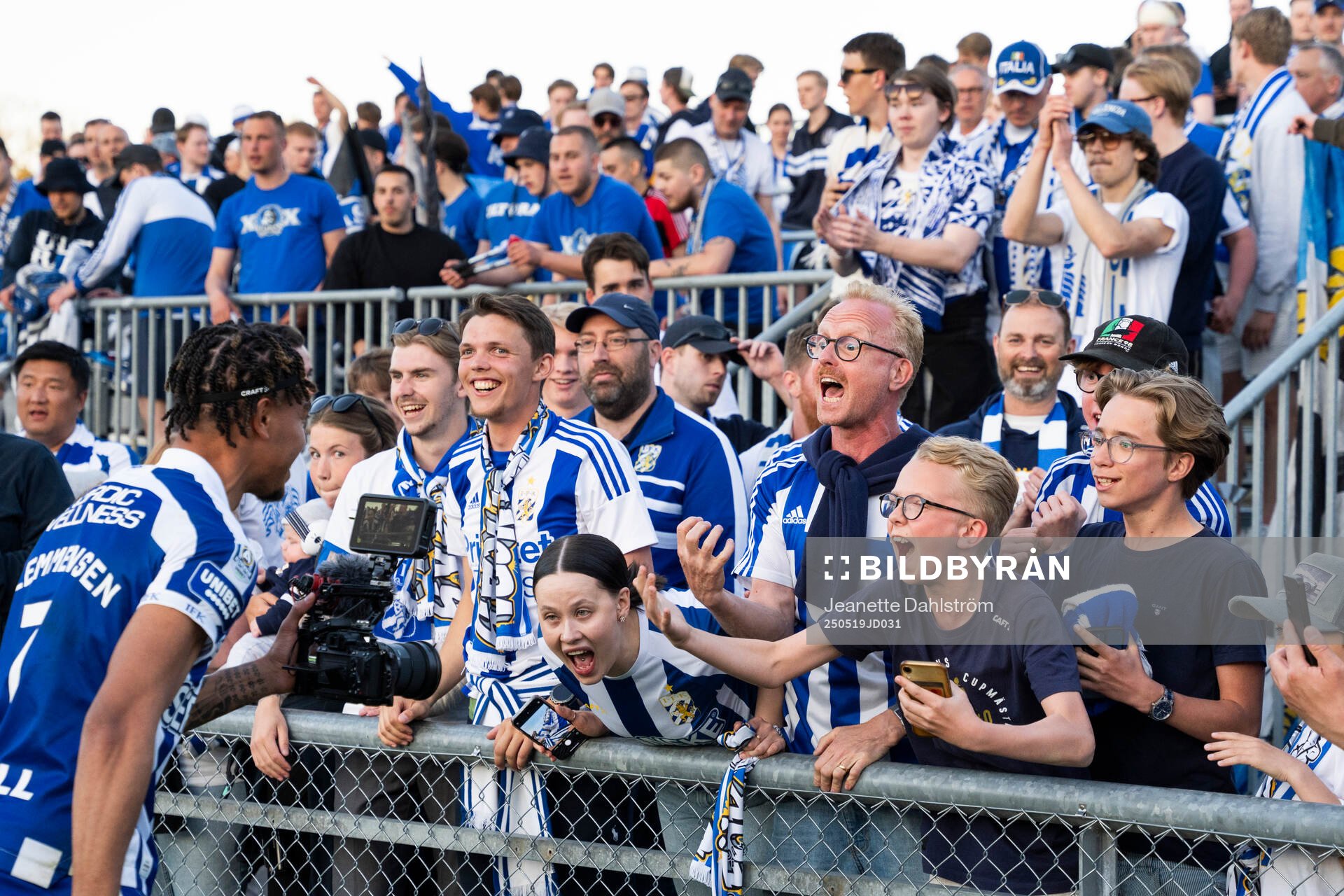 IFK Göteborgs Sebastian Clemmensen jublar och filmar med supportarna efter fotbollsmatchen i Allsvenskan mellan Degerfors och IFK Göteborg den 19 maj 2025 i Degerfors.