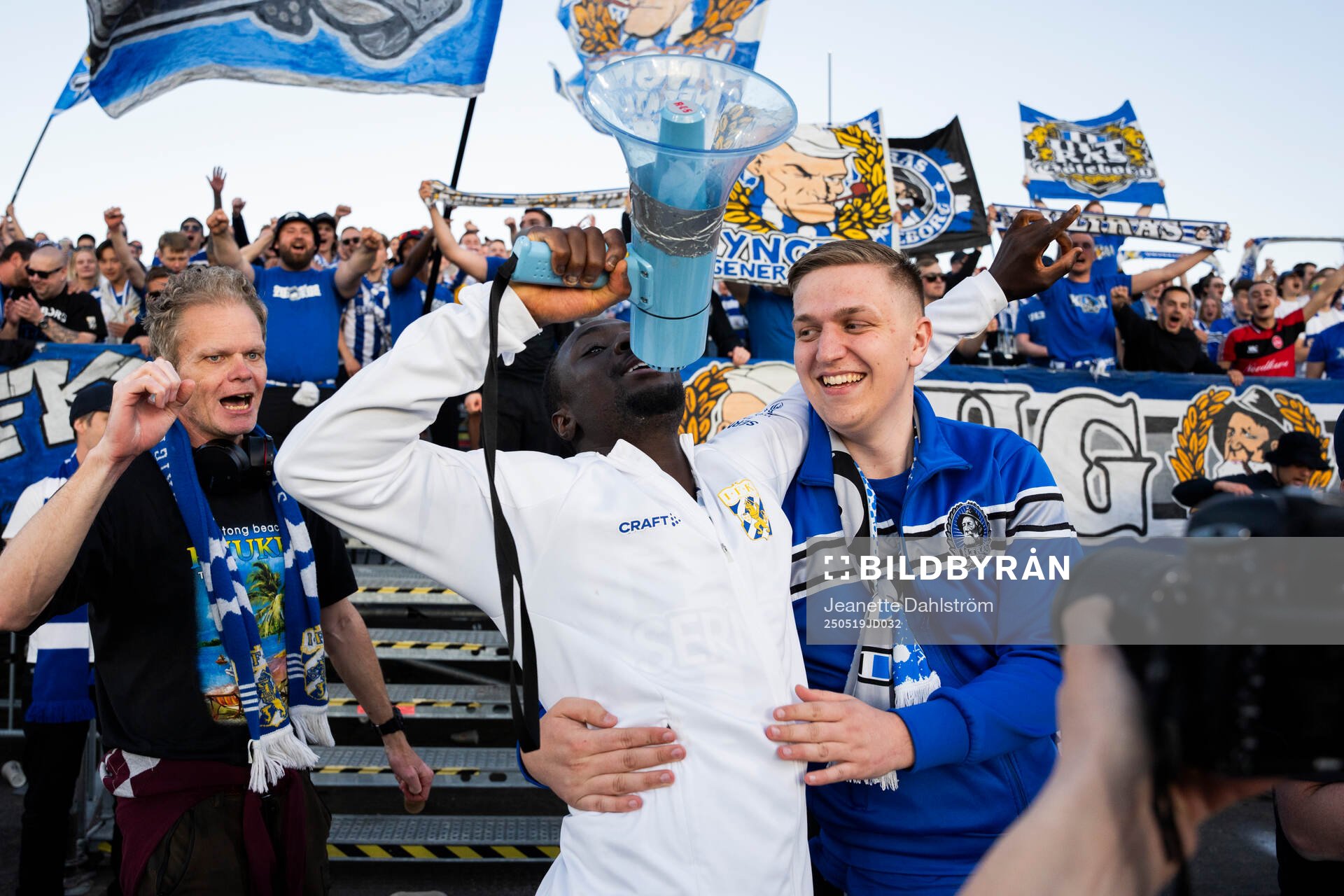 IFK Göteborgs Imam Jagne jublar med supportarna efter fotbollsmatchen i Allsvenskan mellan Degerfors och IFK Göteborg den 19 maj 2025 i Degerfors.