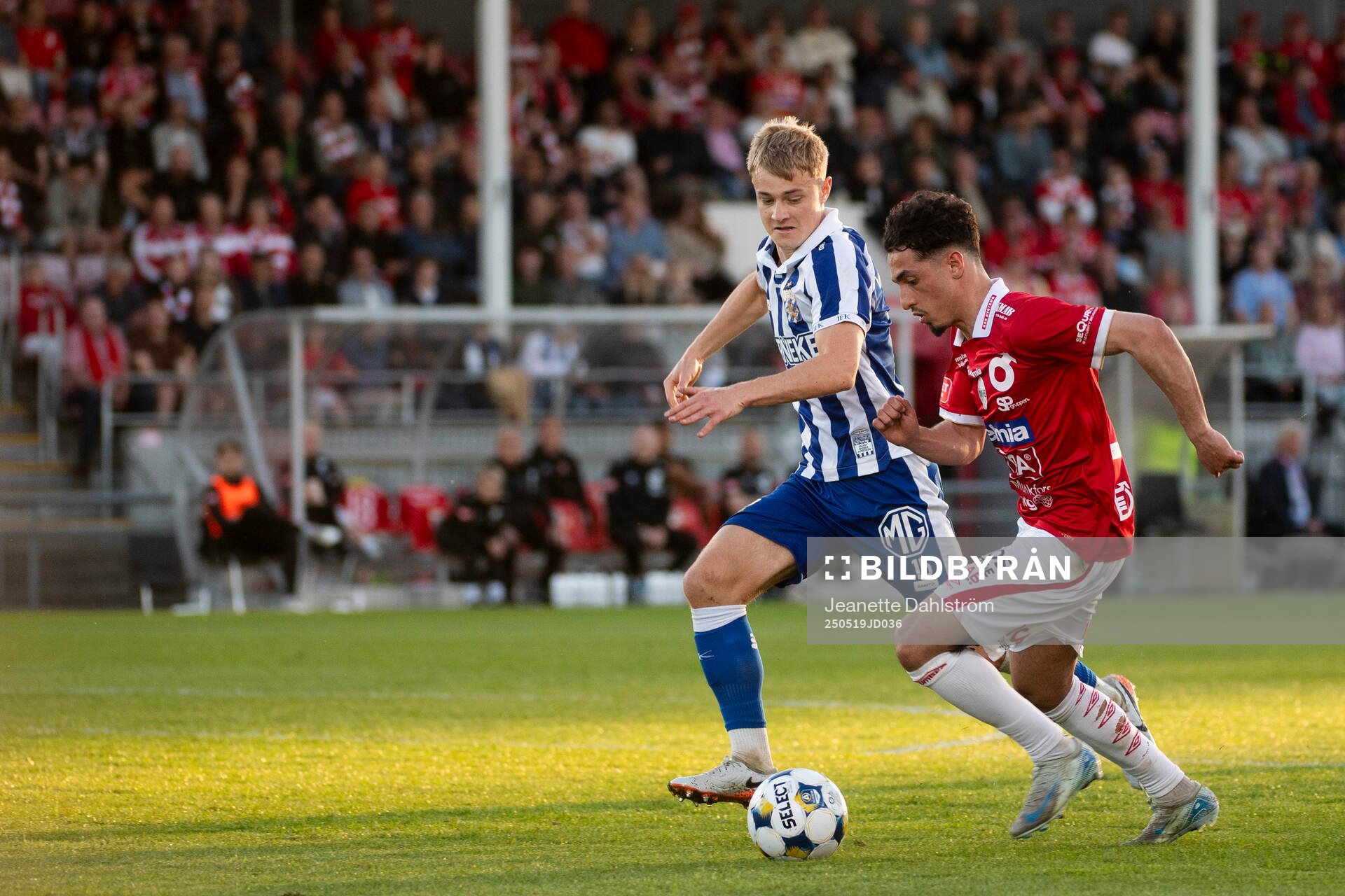 IFK Göteborgs David Kruse och Degerfors Elias Barsoum under fotbollsmatchen i Allsvenskan mellan Degerfors och IFK Göteborg den 19 maj 2025 i Degerfors.