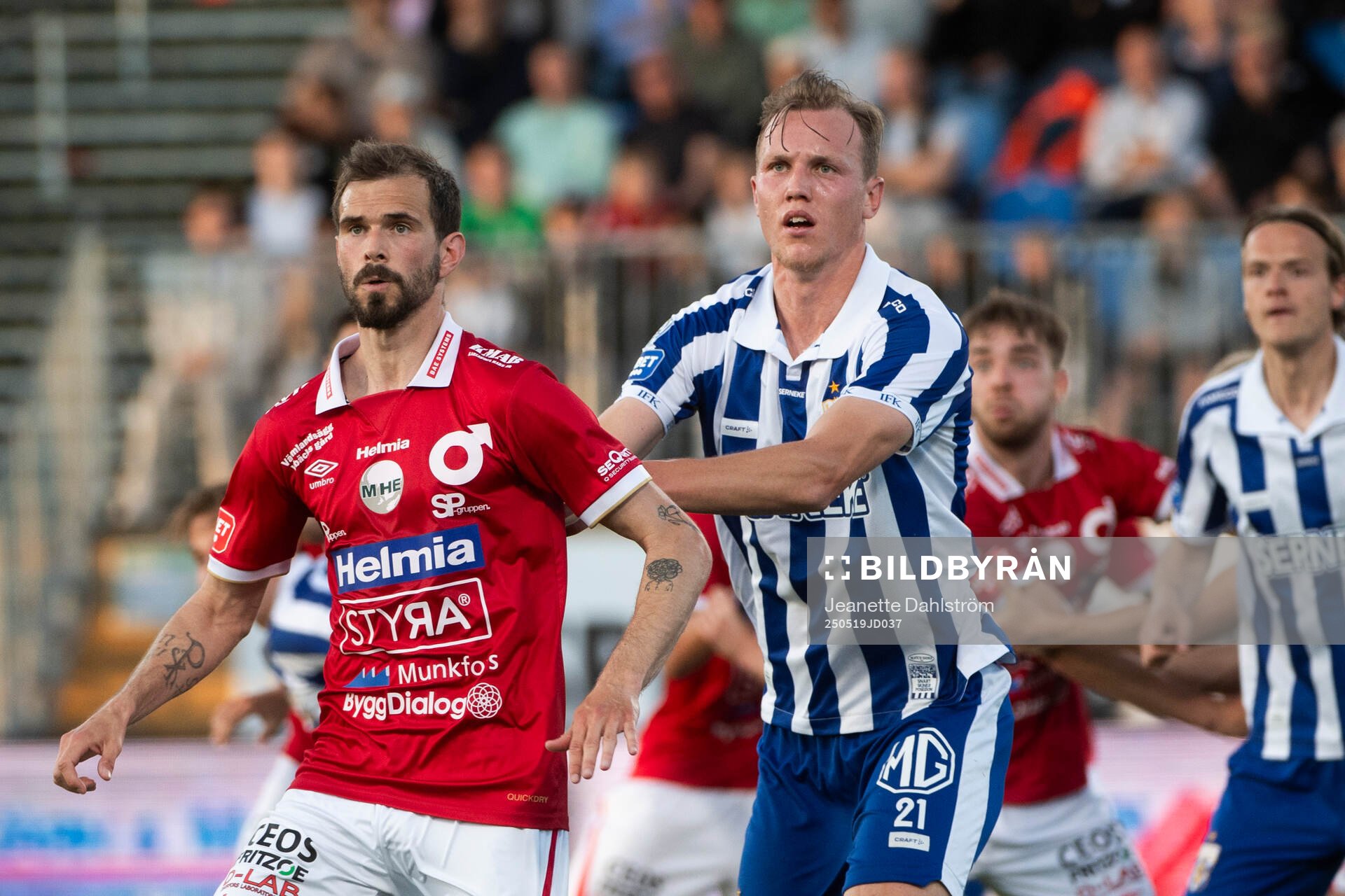 Degerfors Sebastian Ohlsson och Adam Carlén under fotbollsmatchen i Allsvenskan mellan Degerfors och IFK Göteborg den 19 maj 2025 i Degerfors.