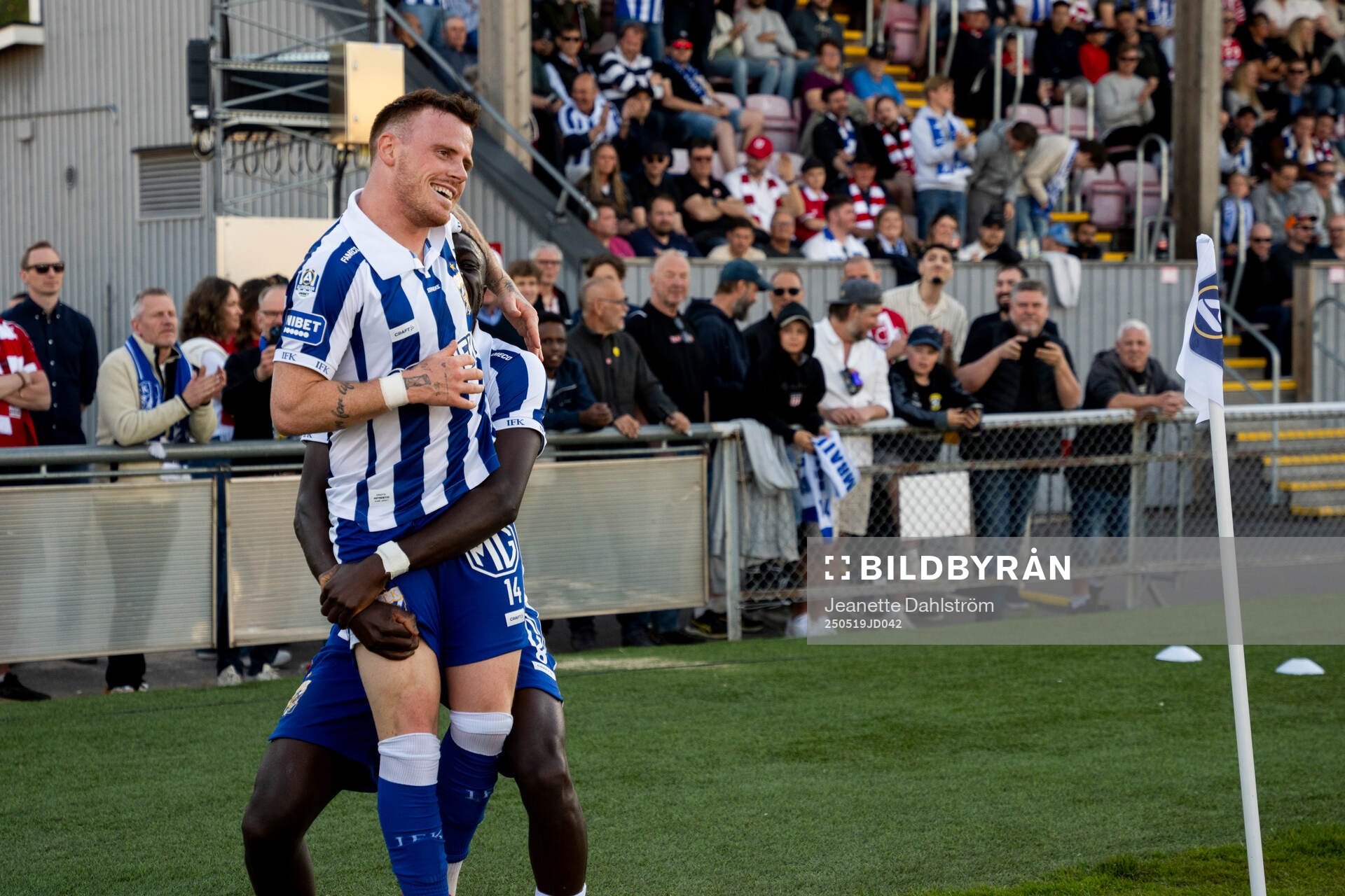 IFK Göteborgs Tobias Heintz gör 0-3 målet och jublar med Imam Jagne under fotbollsmatchen i Allsvenskan mellan Degerfors och IFK Göteborg den 19 maj 2025 i Degerfors.
