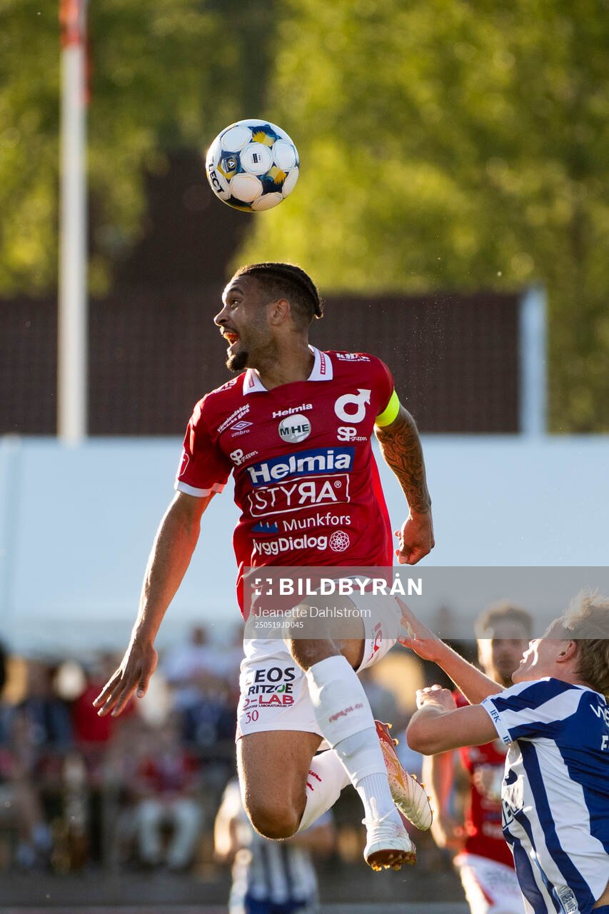 Degerfors Bernardo Gil Coutinho Morgado och IFK Göteborgs Max Fenger under fotbollsmatchen i Allsvenskan mellan Degerfors och IFK Göteborg den 19 maj 2025 i Degerfors.