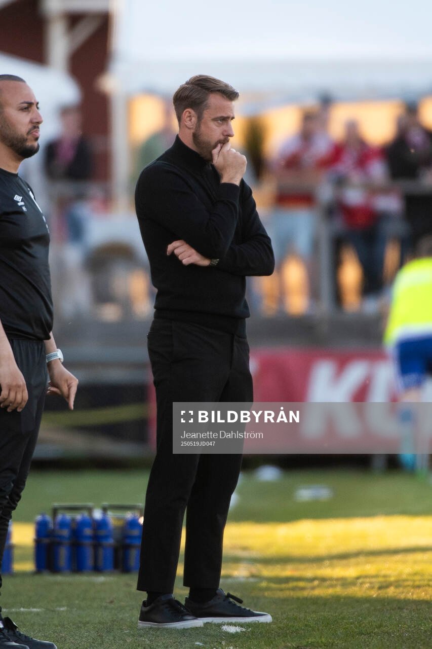 Degerfors tränare William Lundin under fotbollsmatchen i Allsvenskan mellan Degerfors och IFK Göteborg den 19 maj 2025 i Degerfors.