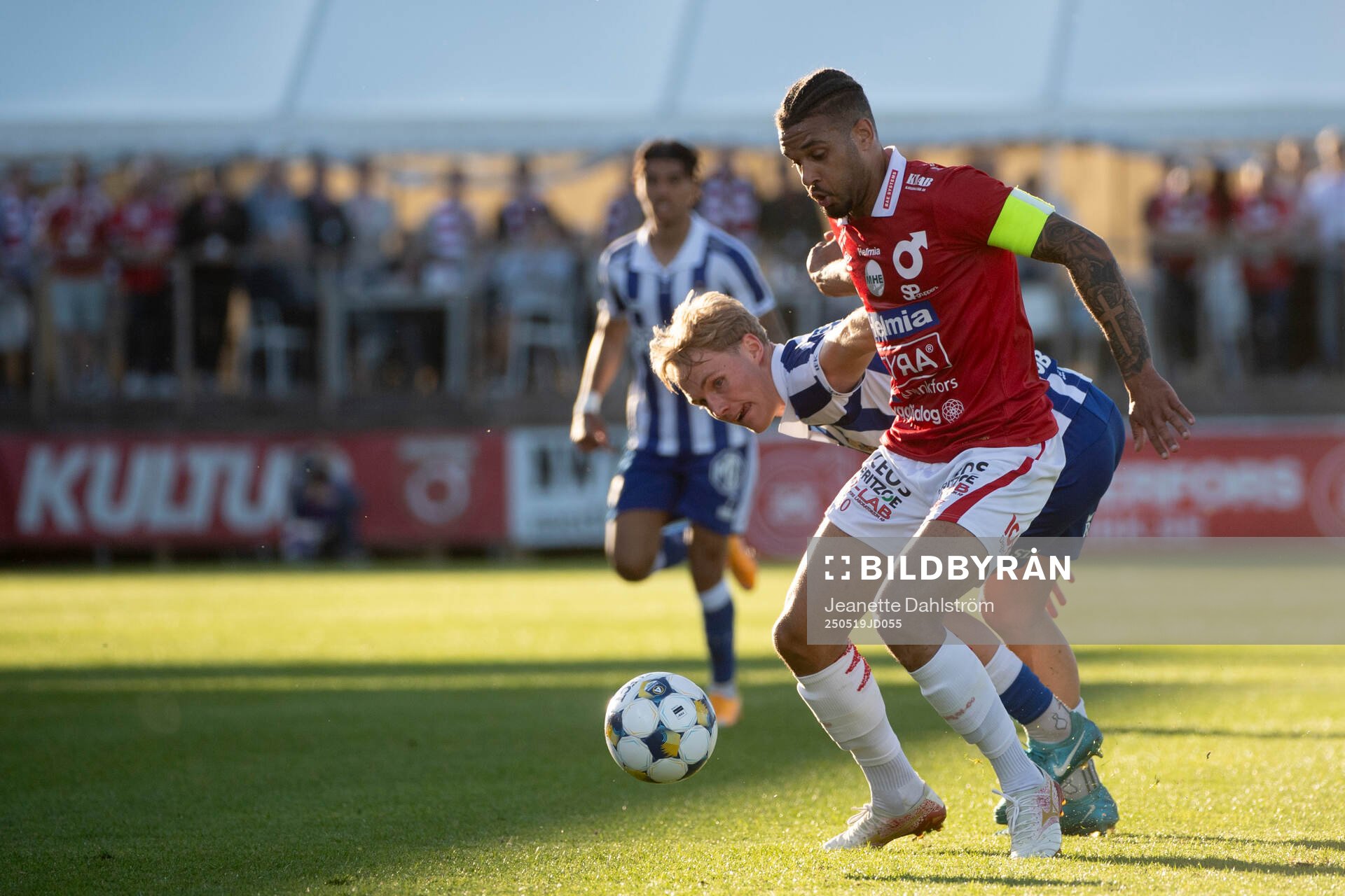 Degerfors Bernardo Gil Coutinho Morgado och IFK Göteborgs Max Fenger under fotbollsmatchen i Allsvenskan mellan Degerfors och IFK Göteborg den 19 maj 2025 i Degerfors. 