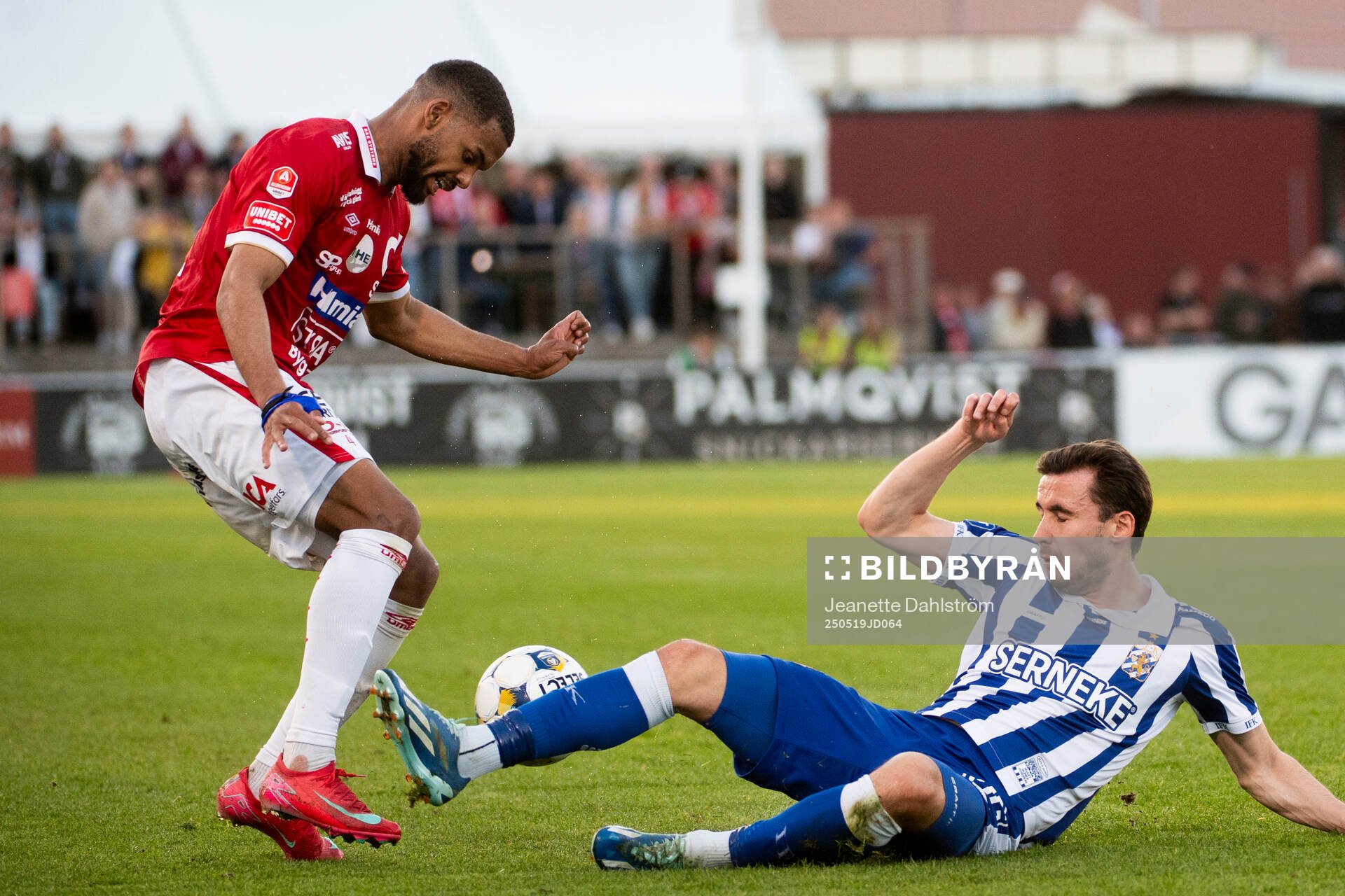 Degerfors Leon Hien och Anders Trondsen under fotbollsmatchen i Allsvenskan mellan Degerfors och IFK Göteborg den 19 maj 2025 i Degerfors.