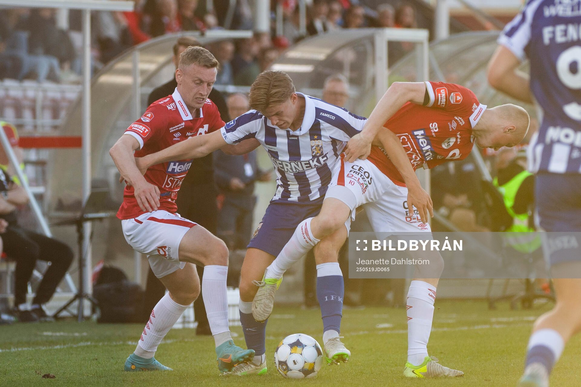 Degerfors Sebastian Ohlsson, IFK Göteborgs Linus Carlstrand och Degerfors Marcus Rafferty under fotbollsmatchen i Allsvenskan mellan Degerfors och IFK Göteborg den 19 maj 2025 i Degerfors. 