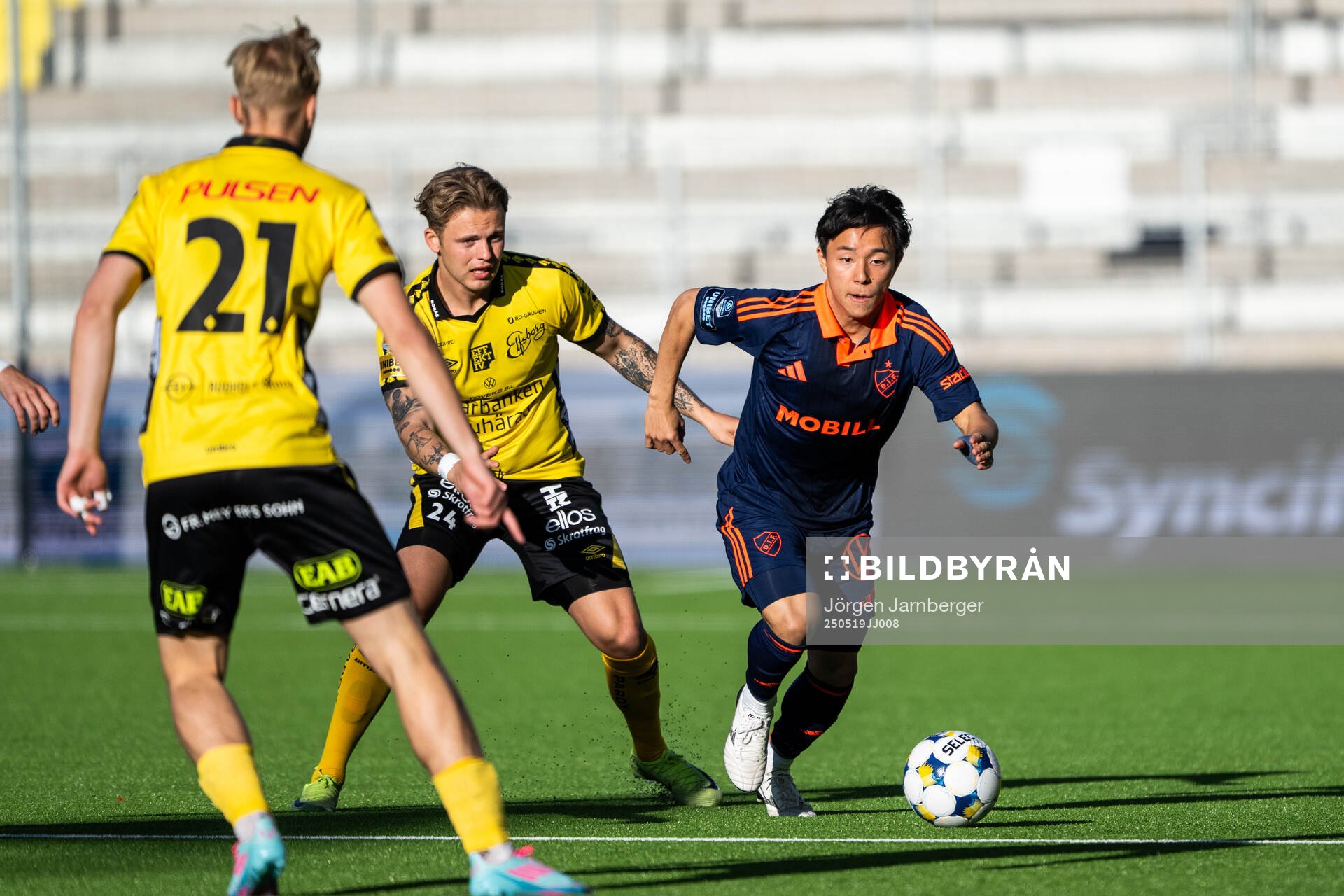 Elfsborgs Frederik Ihler och Djurgårdens Keita Kosugi under fotbollsmatchen i Allsvenskan mellan Elfsborg och Djurgården den 19 maj 2025 i Borås.