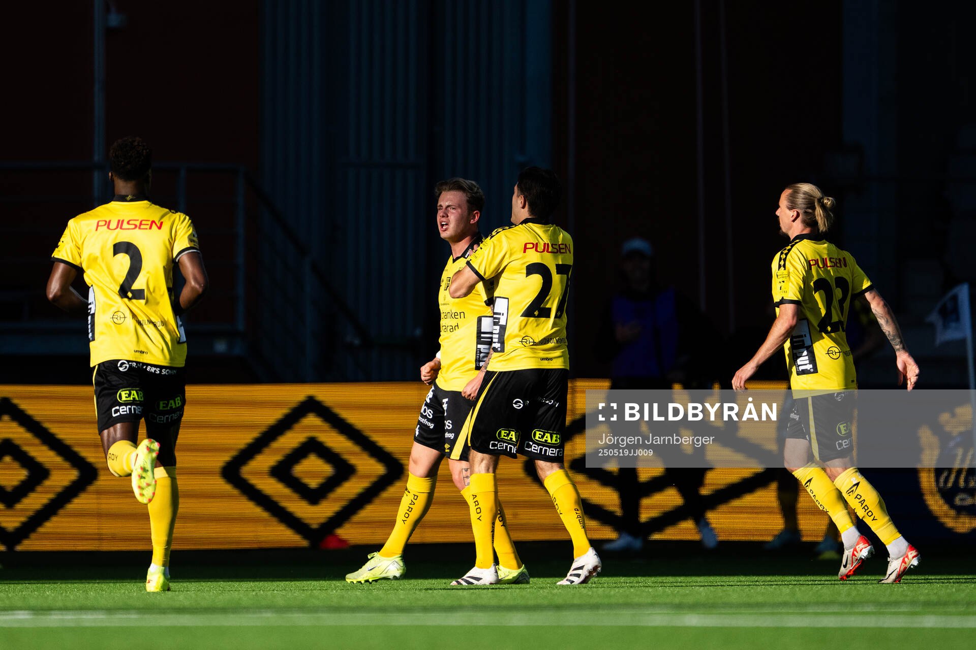Elfsborgs Frederik Ihler jublar med lagkamrater efter att han gjort 1-0 under fotbollsmatchen i Allsvenskan mellan Elfsborg och Djurgården den 19 maj 2025 i Borås.