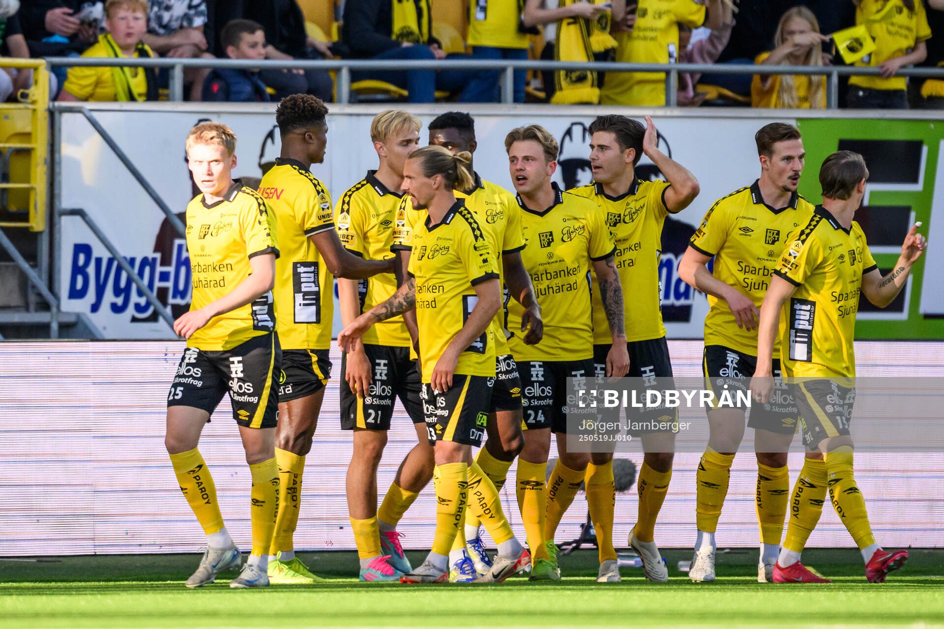 Elfsborgs Frederik Ihler jublar med lagkamrater efter att han gjort 1-0 under fotbollsmatchen i Allsvenskan mellan Elfsborg och Djurgården den 19 maj 2025 i Borås.