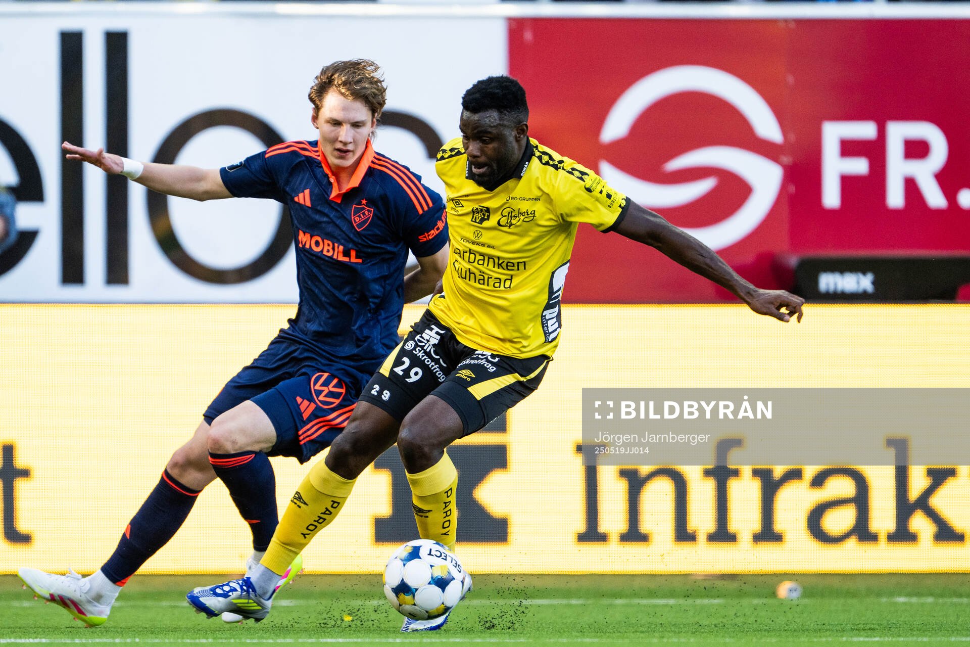 Djurgårdens August Priske Flyger och Elfsborgs Ibrahim Buhari under fotbollsmatchen i Allsvenskan mellan Elfsborg och Djurgården den 19 maj 2025 i Borås.