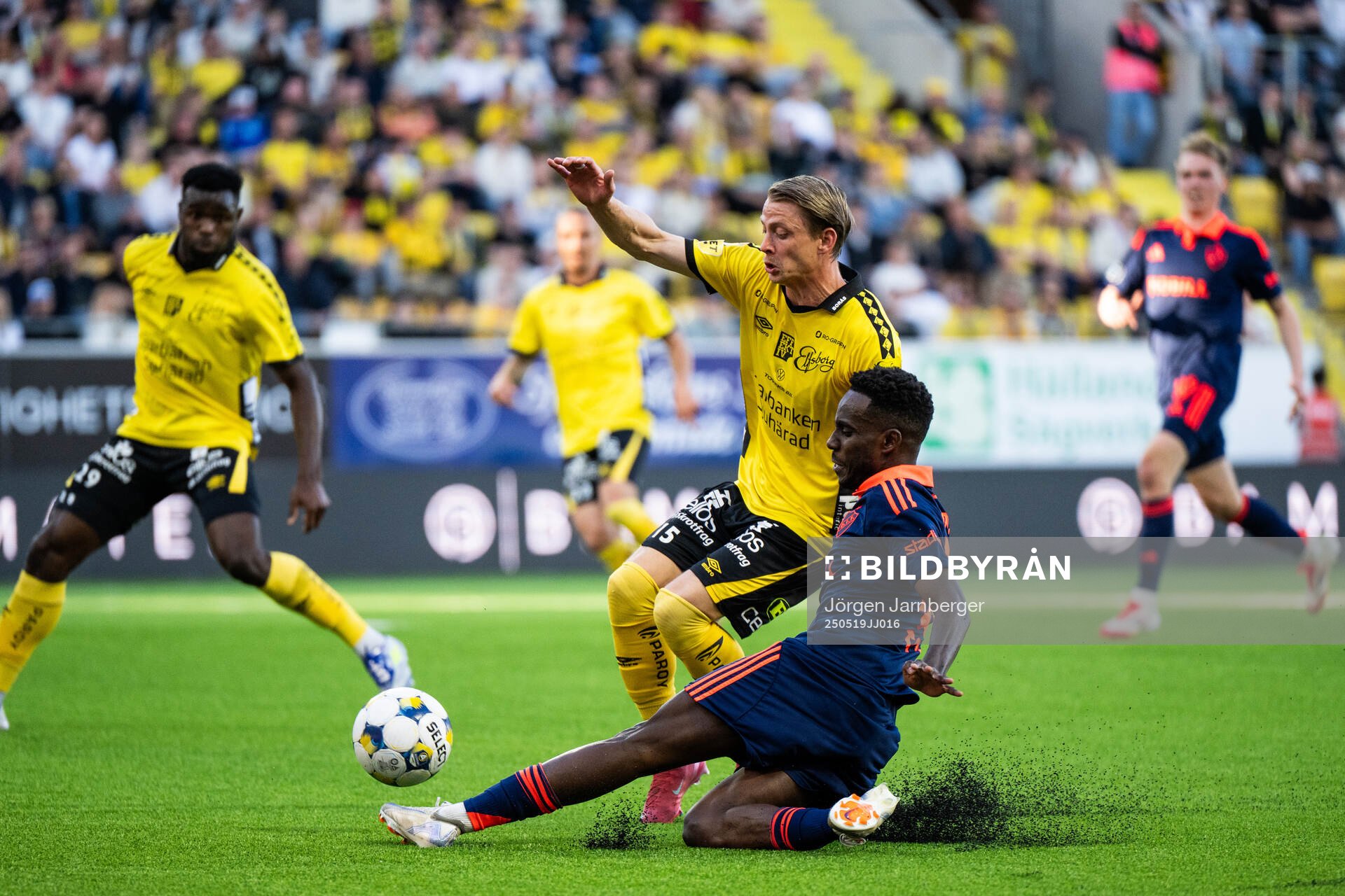 Elfsborgs Simon Hedlund och Djurgårdens Tokmac Nguen under fotbollsmatchen i Allsvenskan mellan Elfsborg och Djurgården den 19 maj 2025 i Borås.