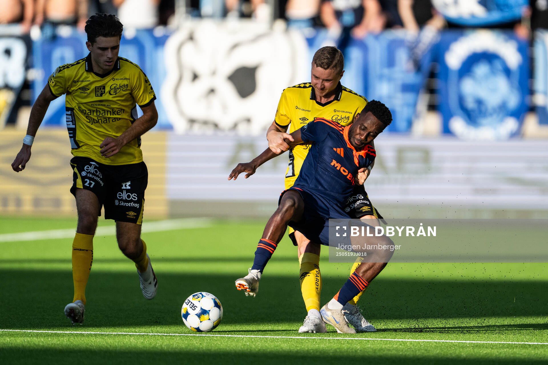 Elfsborgs Besfort Zeneli och Sebastian Holmen i kamp med Tokmac Nguen Djurgårdens under fotbollsmatchen i Allsvenskan mellan Elfsborg och Djurgården den 19 maj 2025 i Borås.