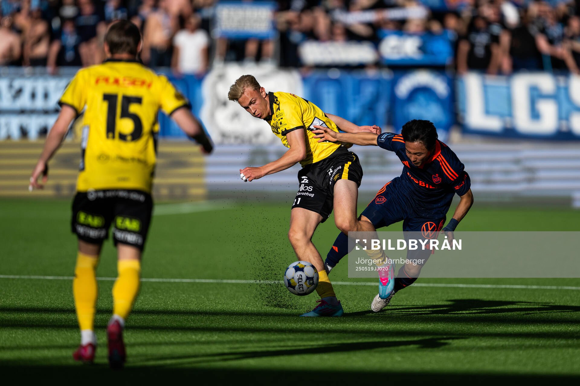 Elfsborgs Leo Östman och Djurgårdens Keita Kosugi under fotbollsmatchen i Allsvenskan mellan Elfsborg och Djurgården den 19 maj 2025 i Borås.