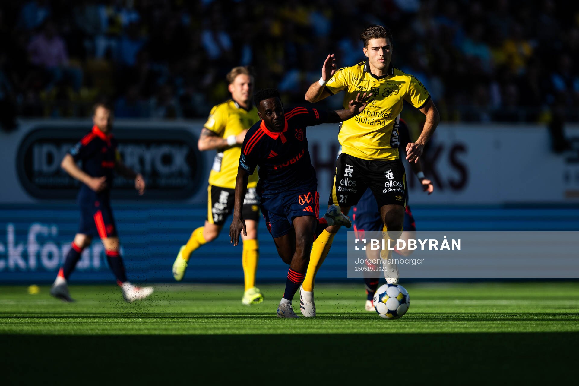 Djurgårdens Tokmac Nguen och Elfsborgs Besfort Zeneli under fotbollsmatchen i Allsvenskan mellan Elfsborg och Djurgården den 19 maj 2025 i Borås.