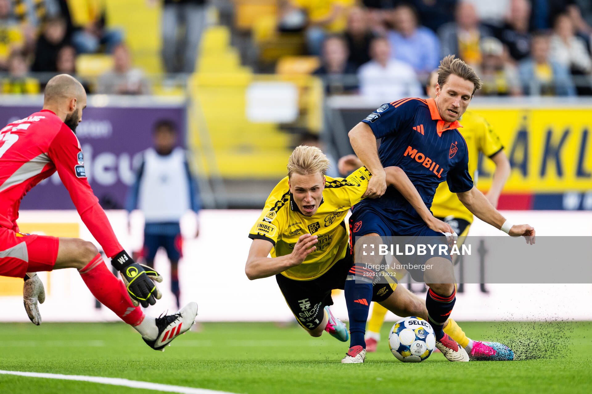 Elfsborgs Leo Östman och Djurgårdens Daniel Stensson under fotbollsmatchen i Allsvenskan mellan Elfsborg och Djurgården den 19 maj 2025 i Borås.