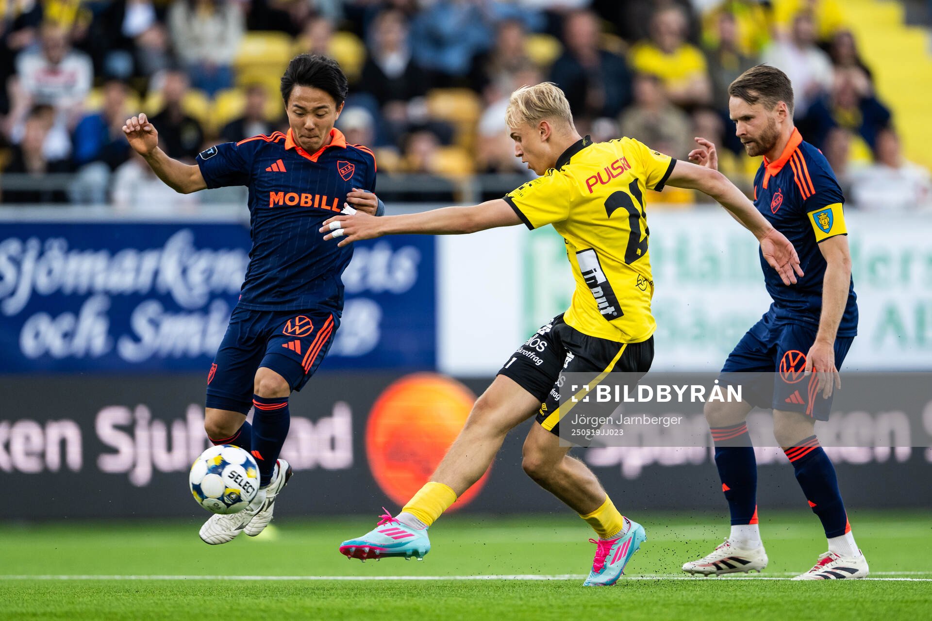 Djurgårdens Matias Siltanen och Jacob Une i kamp med Elfsborgs Leo Östman under fotbollsmatchen i Allsvenskan mellan Elfsborg och Djurgården den 19 maj 2025 i Borås.