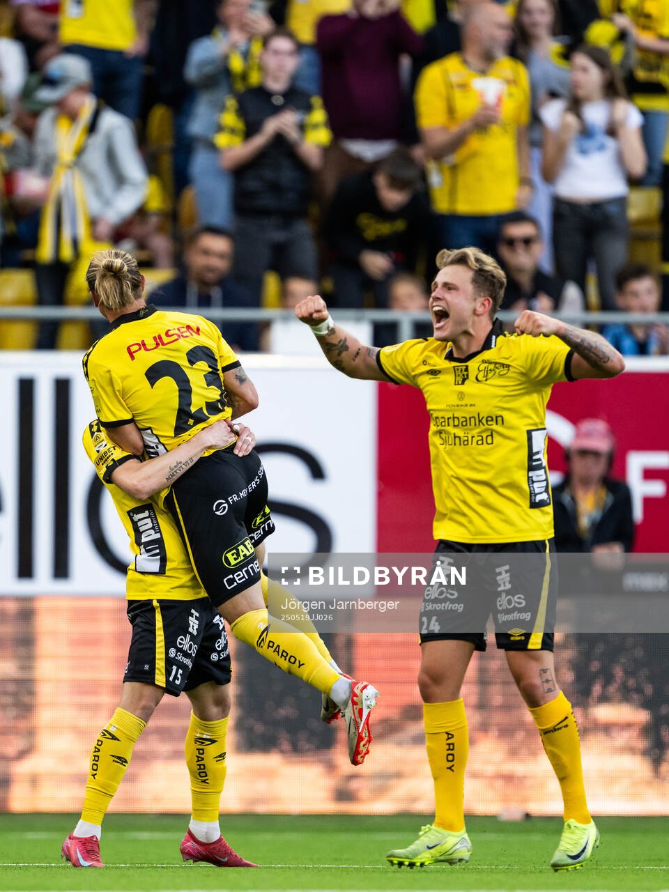 Elfsborgs Simon Hedlund, Niklas Hult och Frederik Ihler jublar efter 4-0 under fotbollsmatchen i Allsvenskan mellan Elfsborg och Djurgården den 19 maj 2025 i Borås.