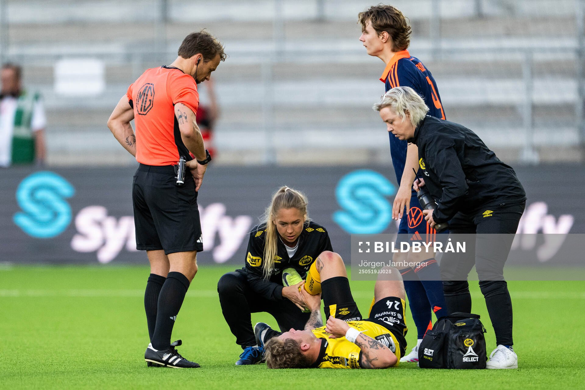 Elfsborgs Frederik Ihler får vård under fotbollsmatchen i Allsvenskan mellan Elfsborg och Djurgården den 19 maj 2025 i Borås. 