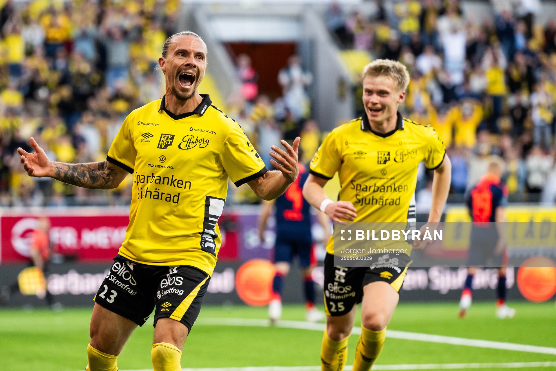 Elfsborgs Niklas Hult och Ari Sigurpálsson jublar efter 4-0 under fotbollsmatchen i Allsvenskan mellan Elfsborg och Djurgården den 19 maj 2025 i Borås.
