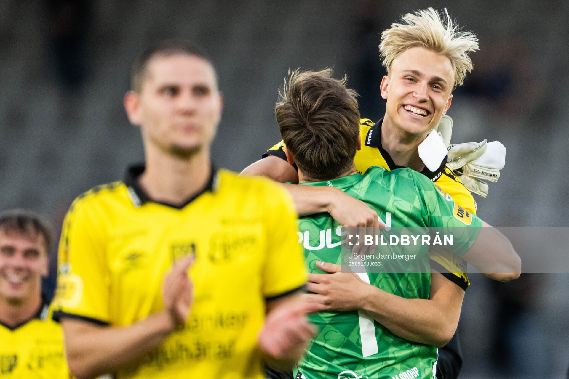Elfsborgs målvakt Simon Eriksson och Leo Östman jublar