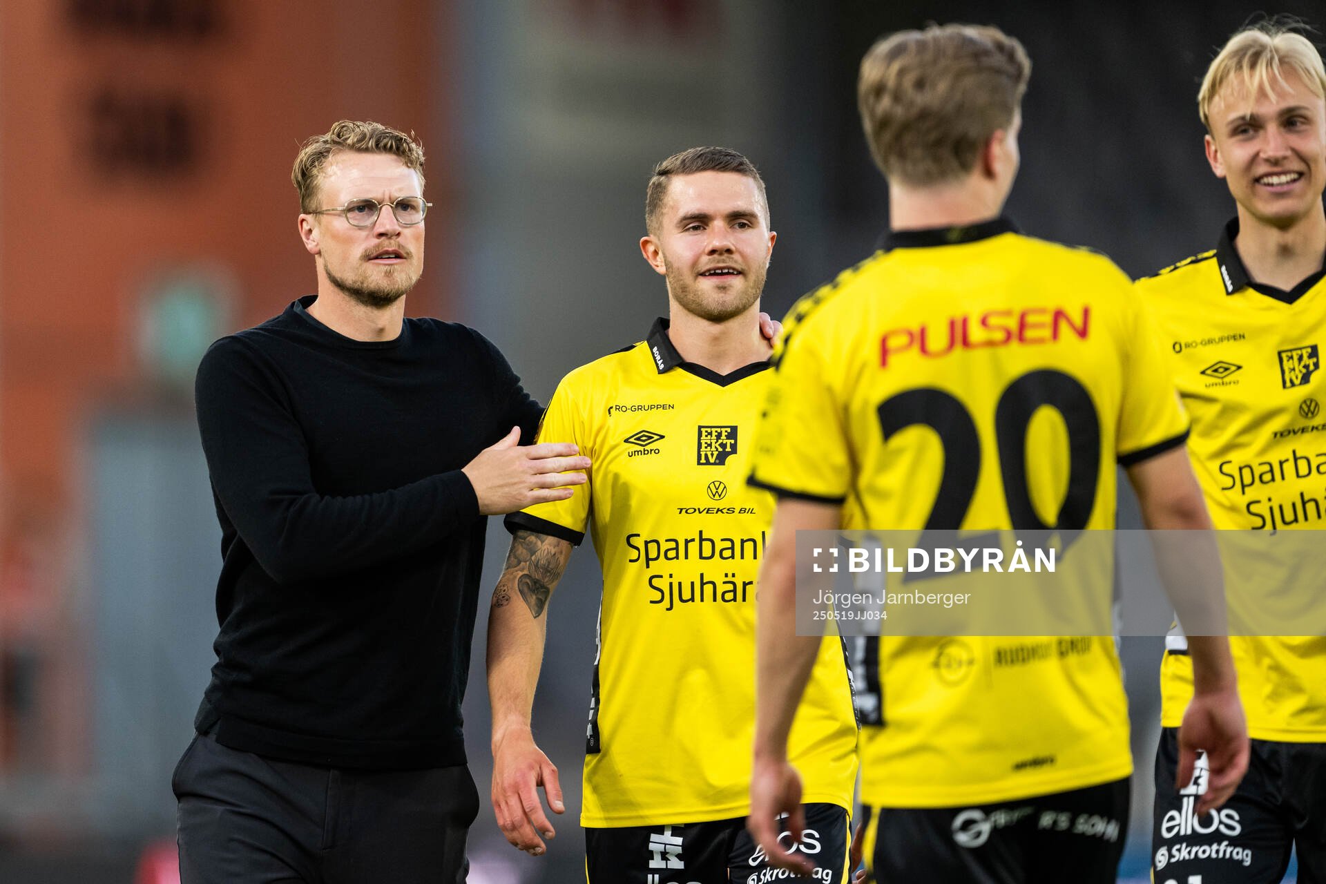 Elfsborgs tränare Oscar Hiljemark och Julius Magnusson jublar efter fotbollsmatchen i Allsvenskan mellan Elfsborg och Djurgården den 19 maj 2025 i Borås.