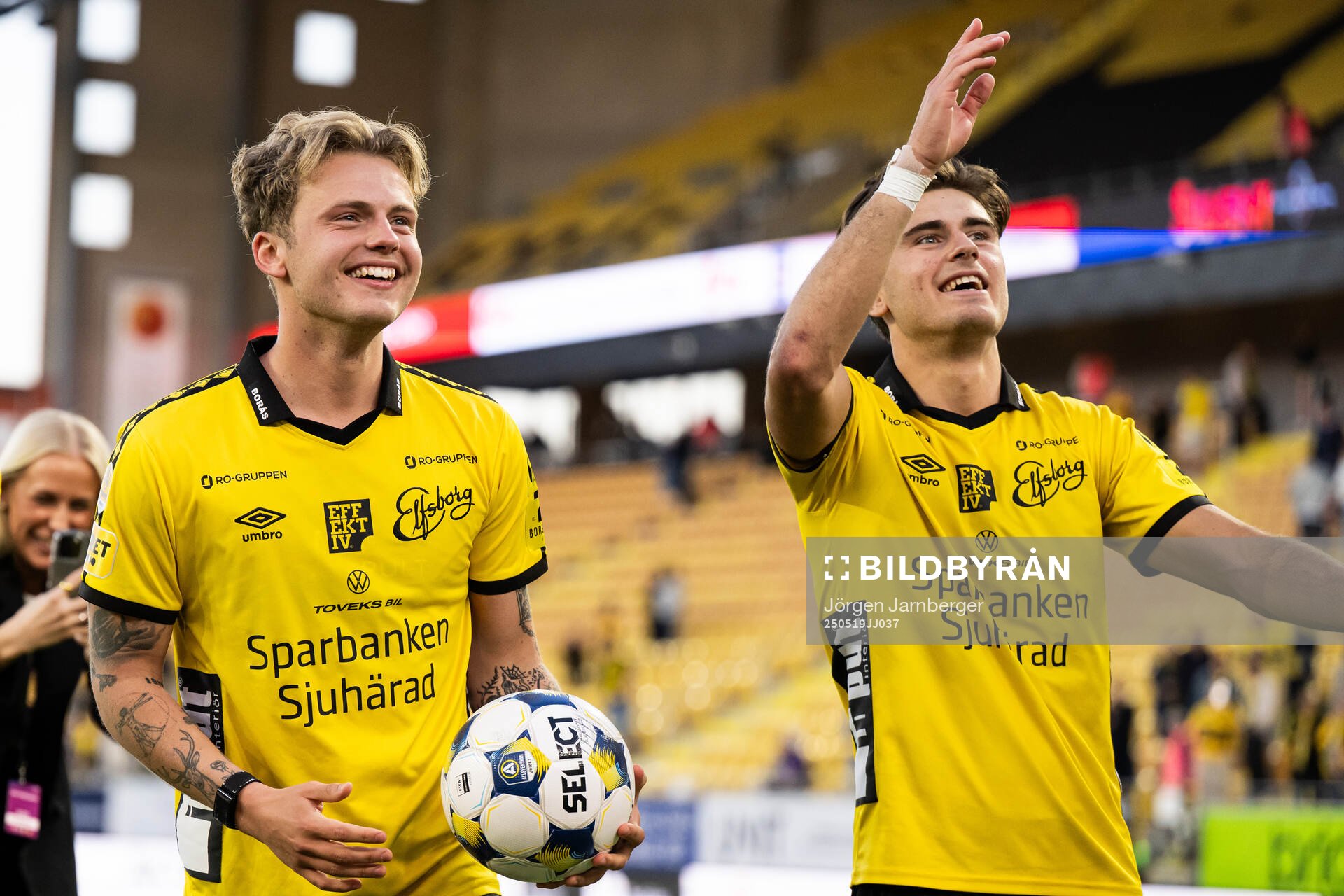 Elfsborgs Frederik Ihler och Besfort Zeneli jublar efter fotbollsmatchen i Allsvenskan mellan Elfsborg och Djurgården den 19 maj 2025 i Borås.