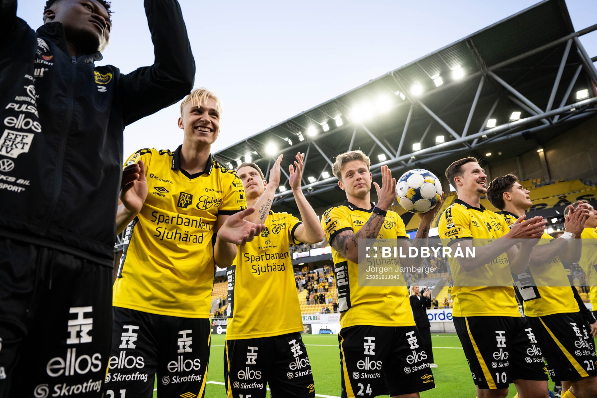 Elfsborgs Leo Östman, Simon Hedlund, Frederik Ihler och Simon Olsson jublar efter fotbollsmatchen i Allsvenskan mellan Elfsborg och Djurgården den 19 maj 2025 i Borås.