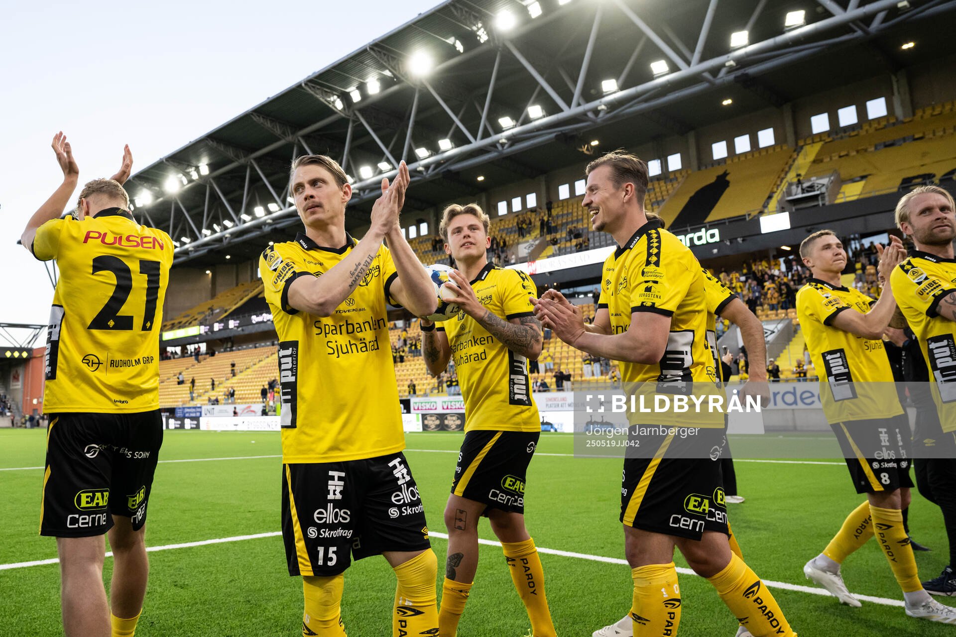 Elfsborgs Simon Hedlund, Frederik Ihler och Simon Olsson jublar efter fotbollsmatchen i Allsvenskan mellan Elfsborg och Djurgården den 19 maj 2025 i Borås.