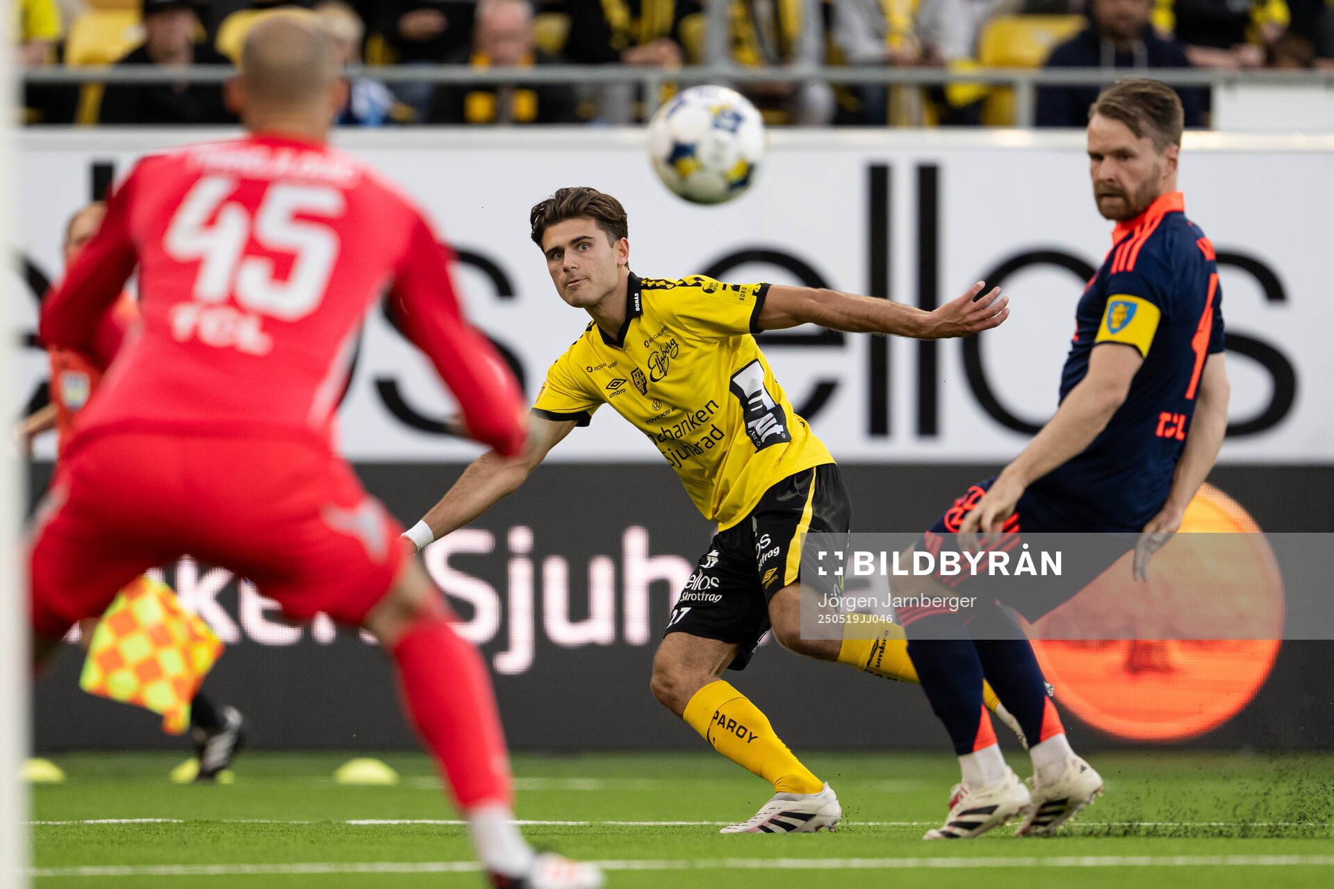 Elfsborgs Besfort Zeneli och Djurgårdens Jacob Une under fotbollsmatchen i Allsvenskan mellan Elfsborg och Djurgården den 19 maj 2025 i Borås.