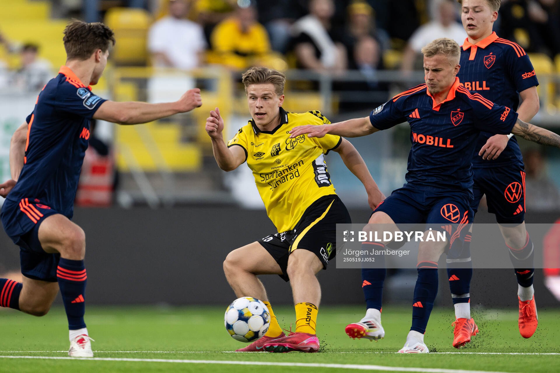 Elfsborgs Gottfrid Rapp och Djurgårdens Daniel Stensson under fotbollsmatchen i Allsvenskan mellan Elfsborg och Djurgården den 19 maj 2025 i Borås.
