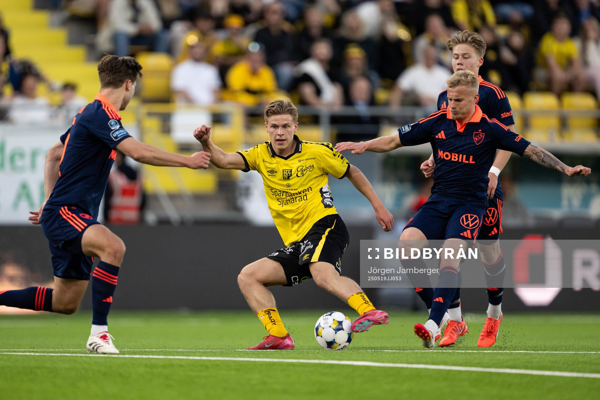 Elfsborgs Gottfrid Rapp och Djurgårdens Daniel Stensson under fotbollsmatchen i Allsvenskan mellan Elfsborg och Djurgården den 19 maj 2025 i Borås.