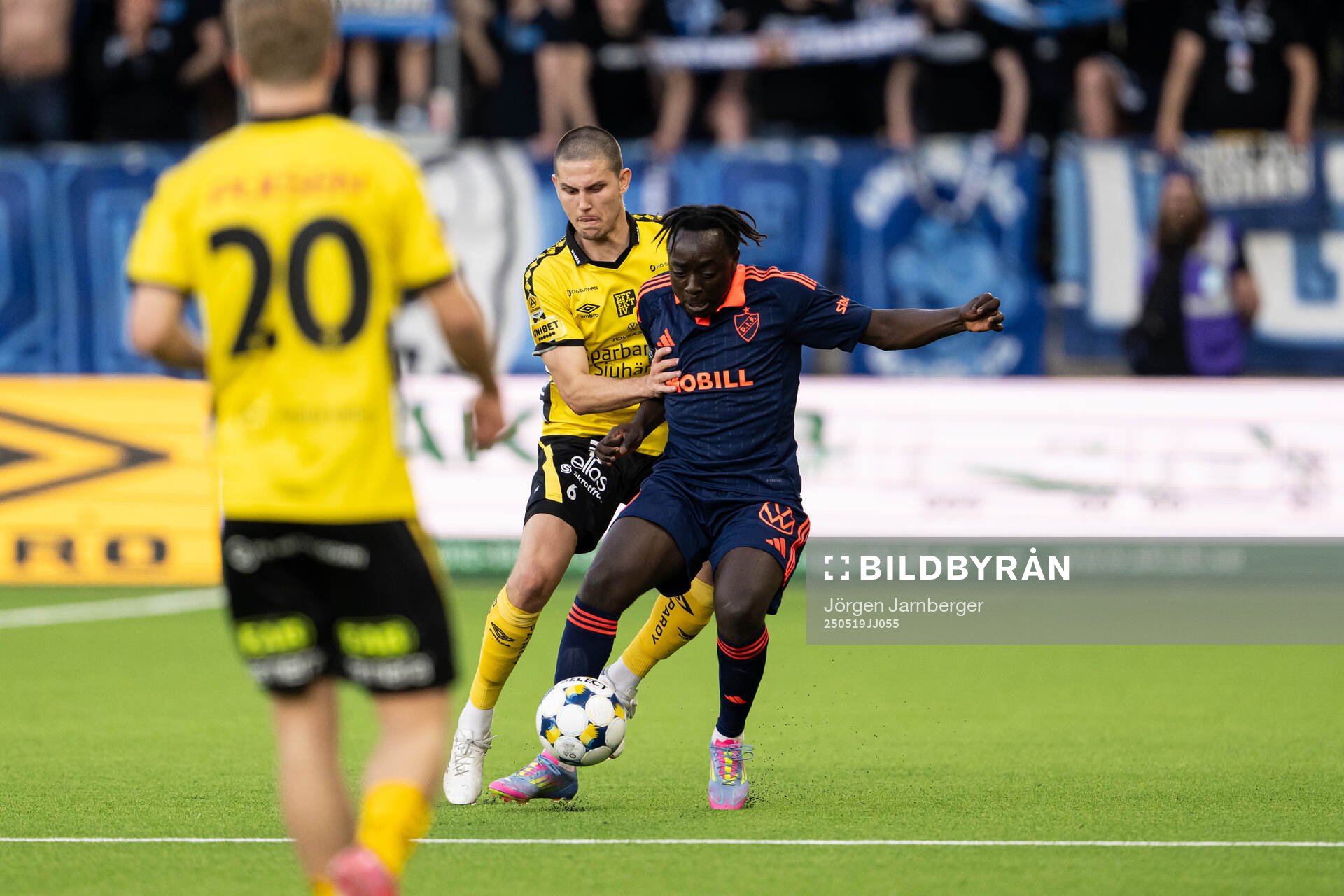 Elfsborgs Rasmus Wikström och Djurgårdens Kalipha Jawla under fotbollsmatchen i Allsvenskan mellan Elfsborg och Djurgården den 19 maj 2025 i Borås.