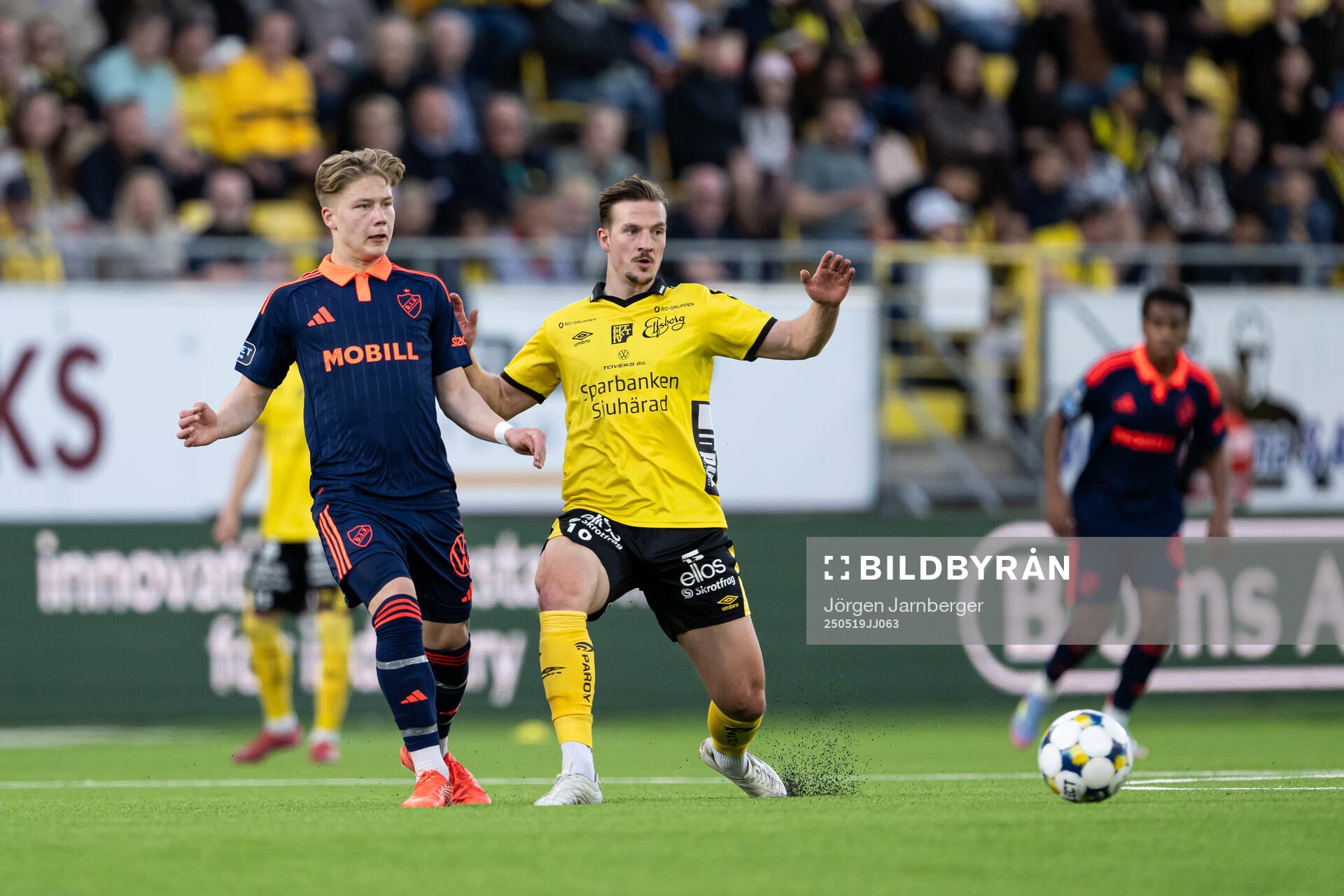 Djurgårdens Matias Siltanen och Elfsborgs Simon Olsson under fotbollsmatchen i Allsvenskan mellan Elfsborg och Djurgården den 19 maj 2025 i Borås.