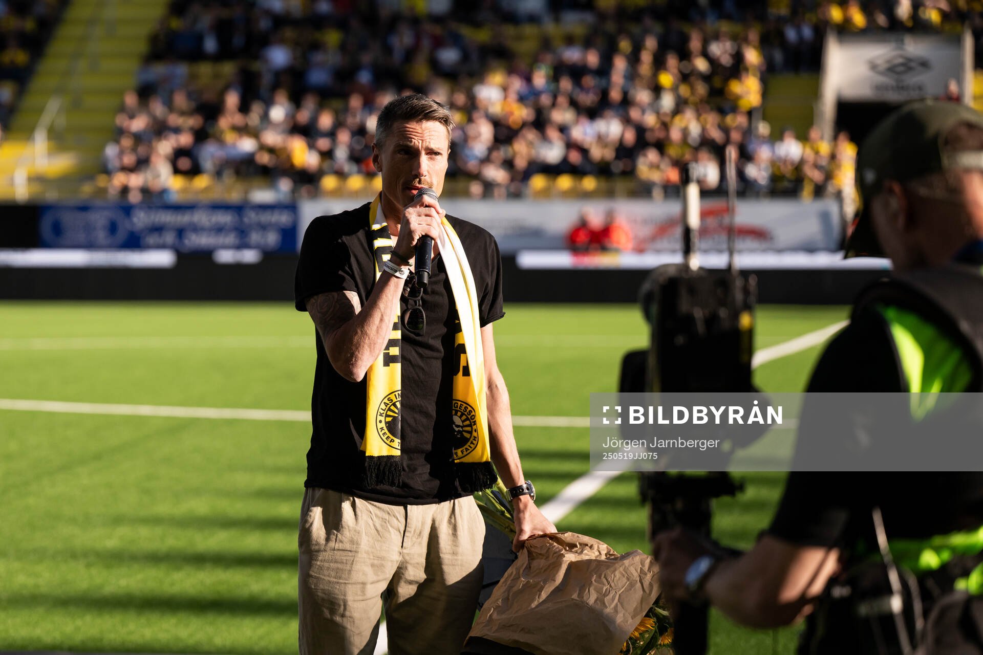 Förre Elfsborgs spelaren Lasse Nilson hyllas efter att valts ini Hall of Fame inför fotbollsmatchen i Allsvenskan mellan Elfsborg och Djurgården den 19 maj 2025 i Borås.