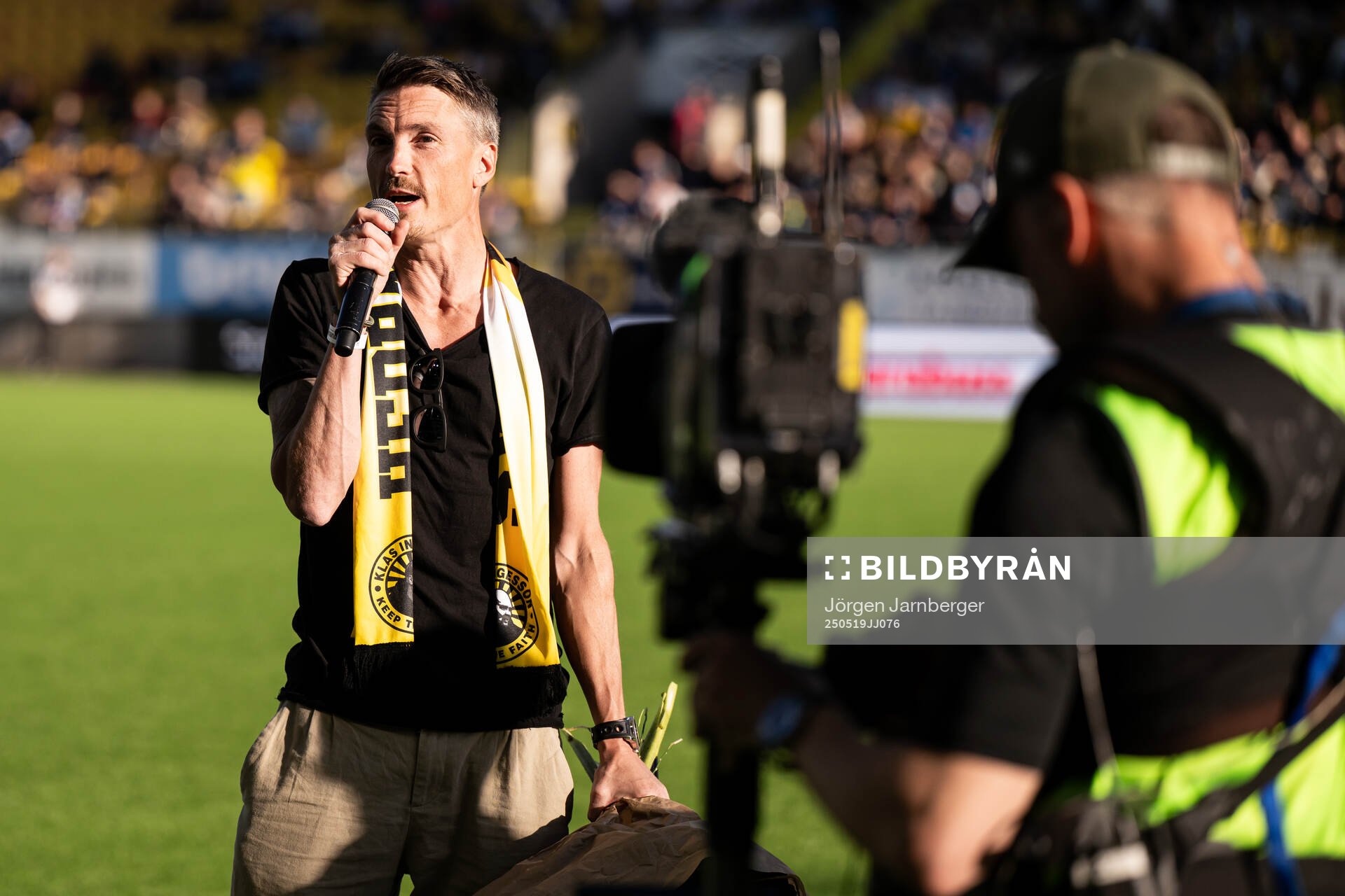 Förre Elfsborgs spelaren Lasse Nilson hyllas efter att valts ini Hall of Fame inför fotbollsmatchen i Allsvenskan mellan Elfsborg och Djurgården den 19 maj 2025 i Borås.