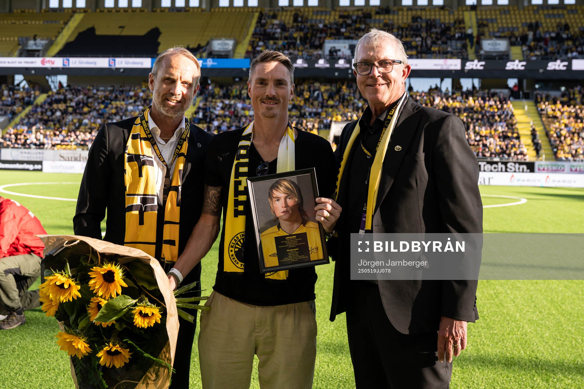 Förre Elfsborgs spelaren Lasse Nilson hyllas efter att valts ini Hall of Fame inför fotbollsmatchen i Allsvenskan mellan Elfsborg och Djurgården den 19 maj 2025 i Borås.