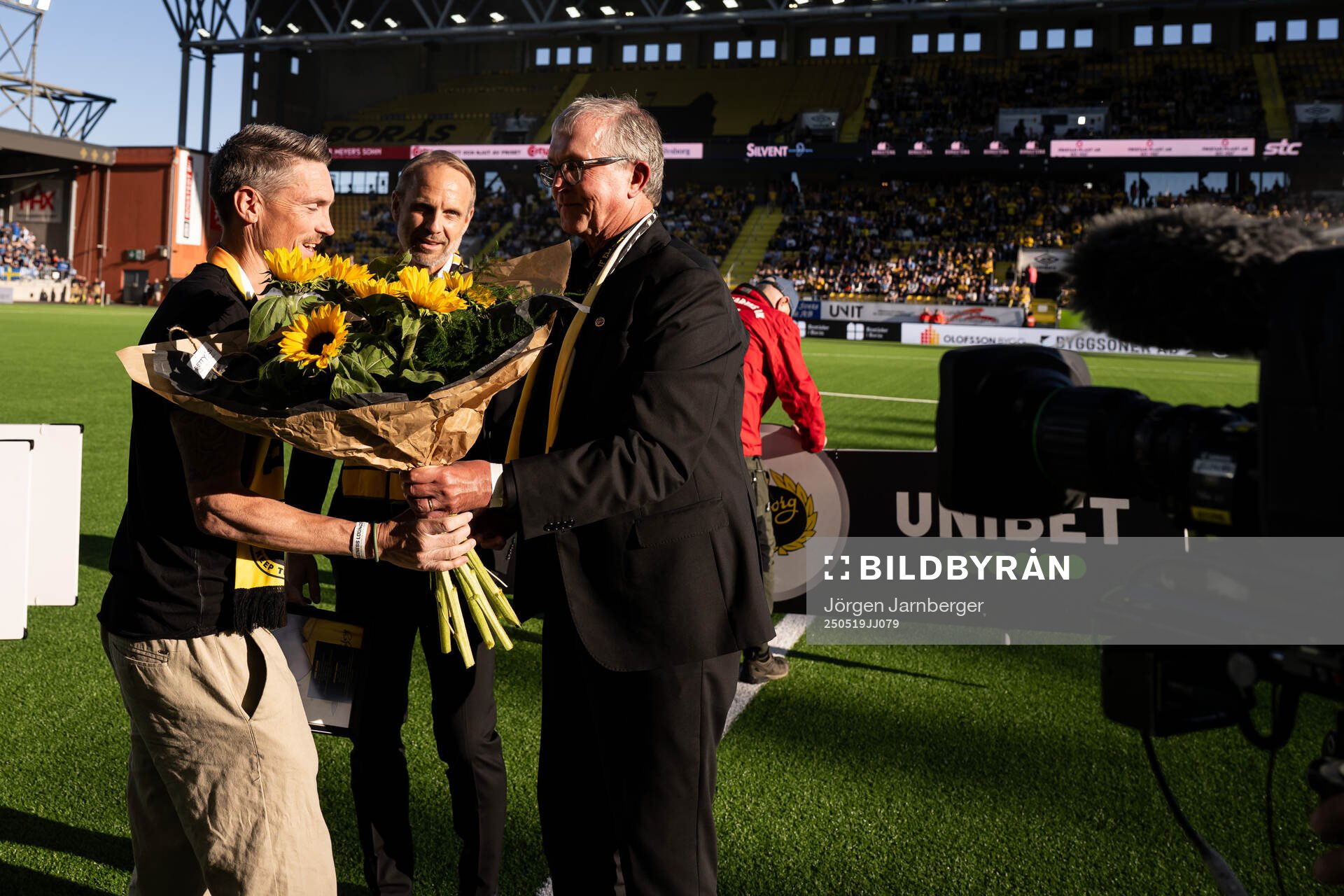 Förre Elfsborgs spelaren Lasse Nillson hyllas efter att valts ini Hall of Fame inför fotbollsmatchen i Allsvenskan mellan Elfsborg och Djurgården den 19 maj 2025 i Borås.