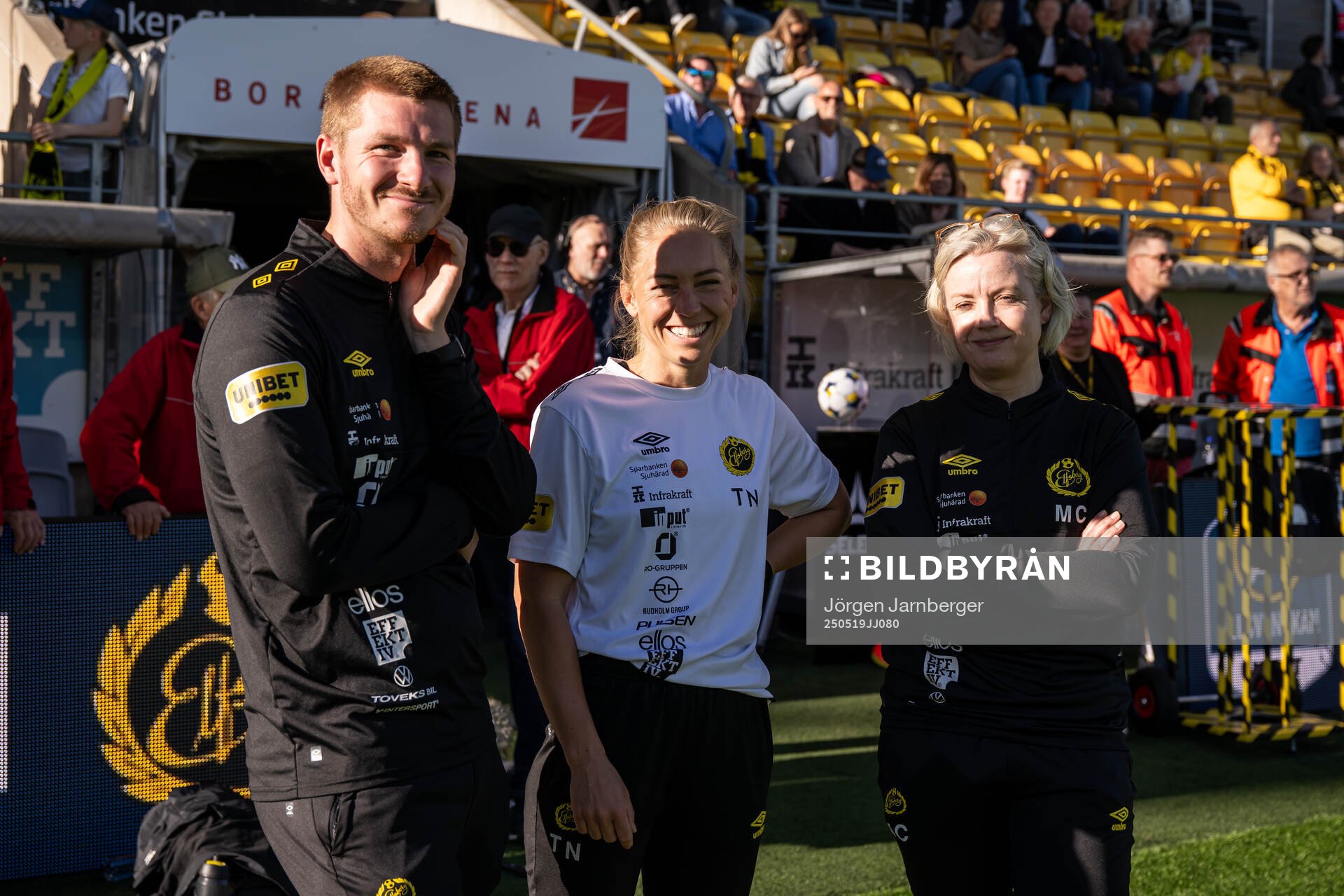Elfsborgs fysioterapeut Viktor Borg, fysioterapeut Tania Nilsson och läkare Malin Carling under fotbollsmatchen i Allsvenskan mellan Elfsborg och Djurgården den 19 maj 2025 i Borås.