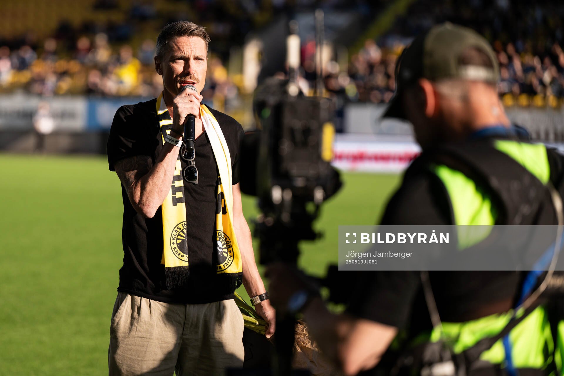 Förre Elfsborgs spelaren Lasse Nilson hyllas efter att valts ini Hall of Fame inför fotbollsmatchen i Allsvenskan mellan Elfsborg och Djurgården den 19 maj 2025 i Borås.