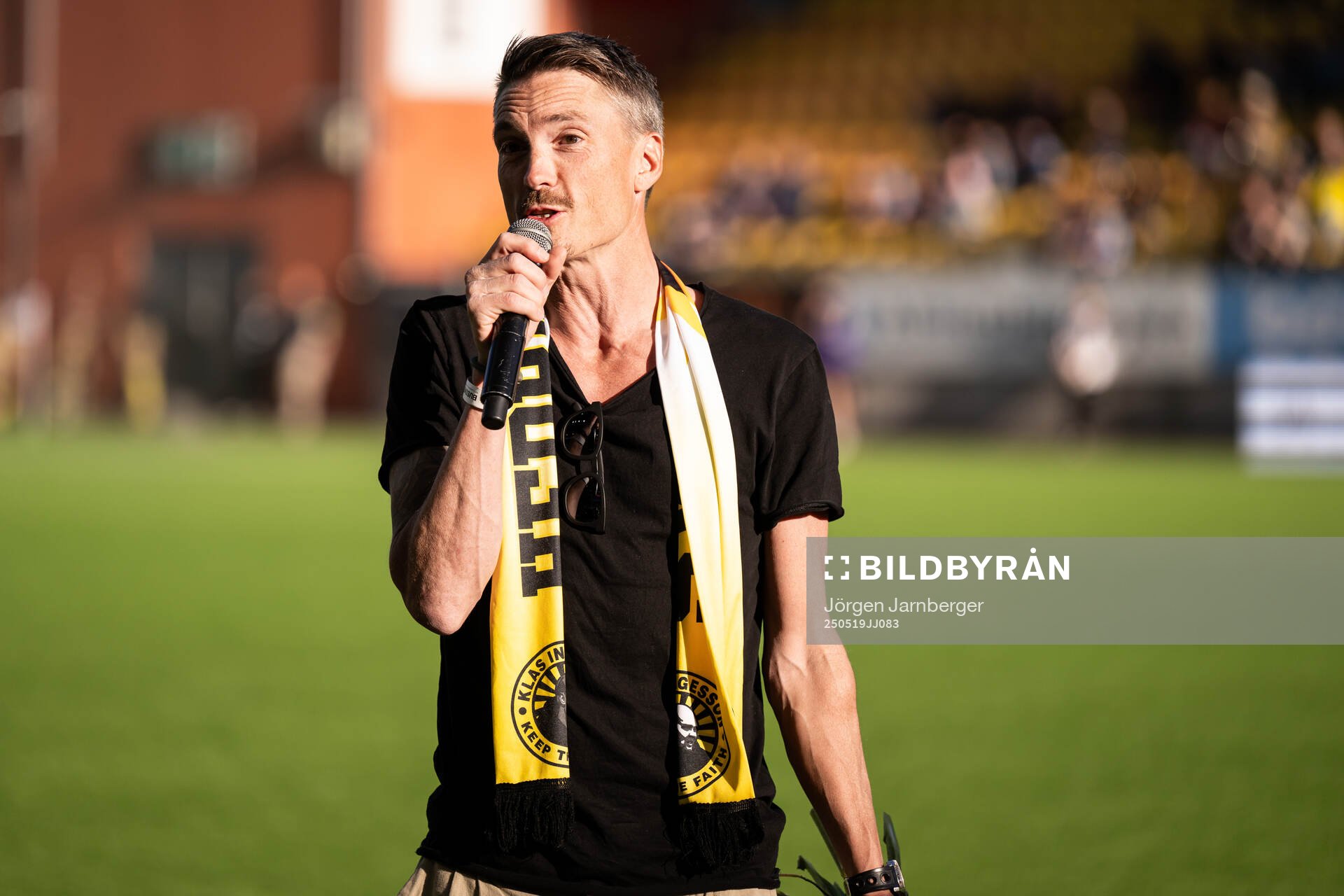 Förre Elfsborgs spelaren Lasse Nilson hyllas efter att valts ini Hall of Fame inför fotbollsmatchen i Allsvenskan mellan Elfsborg och Djurgården den 19 maj 2025 i Borås.
