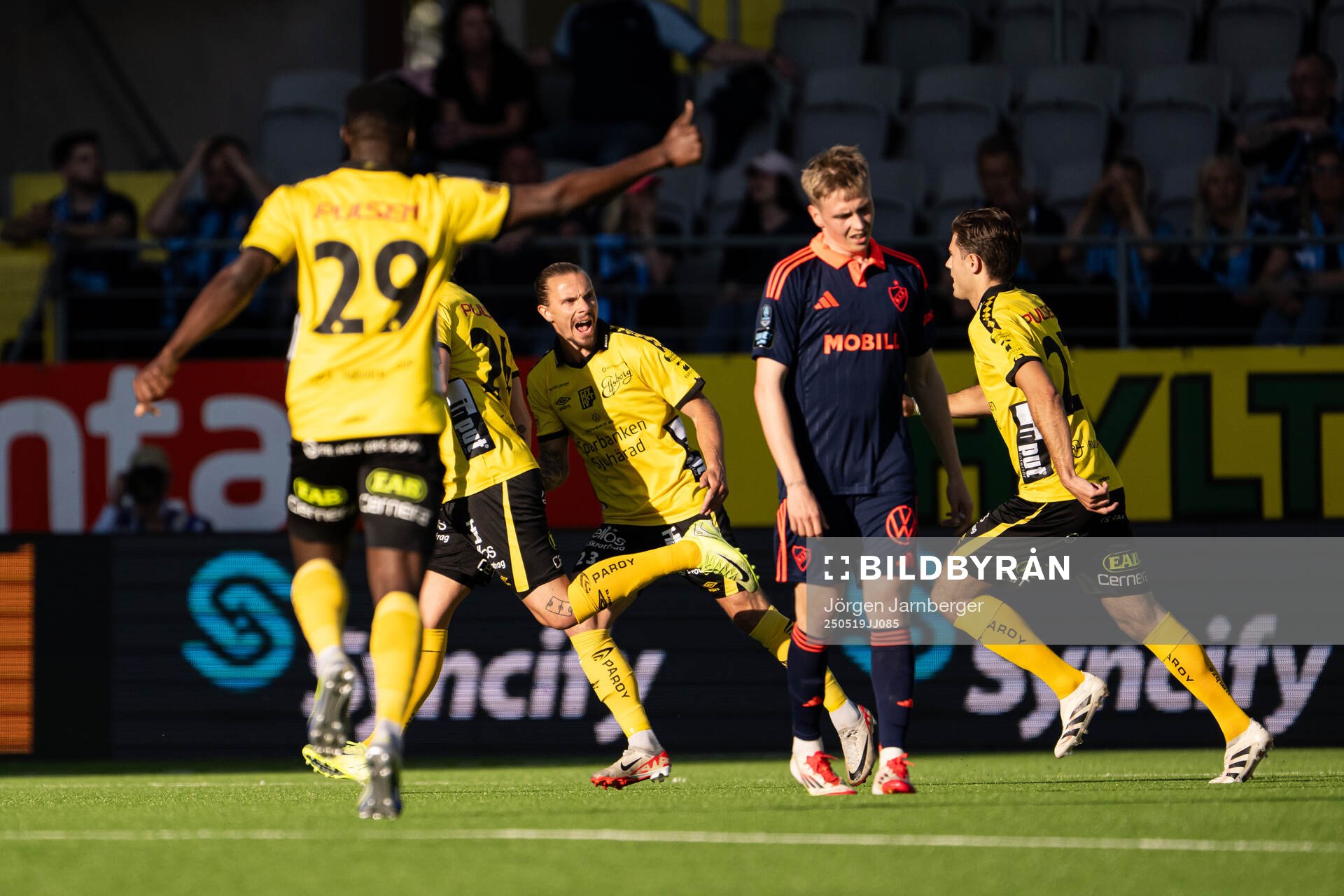 Elfsborgs Niklas Hult jublar efter att Frederik Ihler (skymd) gjort 1-0 under fotbollsmatchen i Allsvenskan mellan Elfsborg och Djurgården den 19 maj 2025 i Borås.