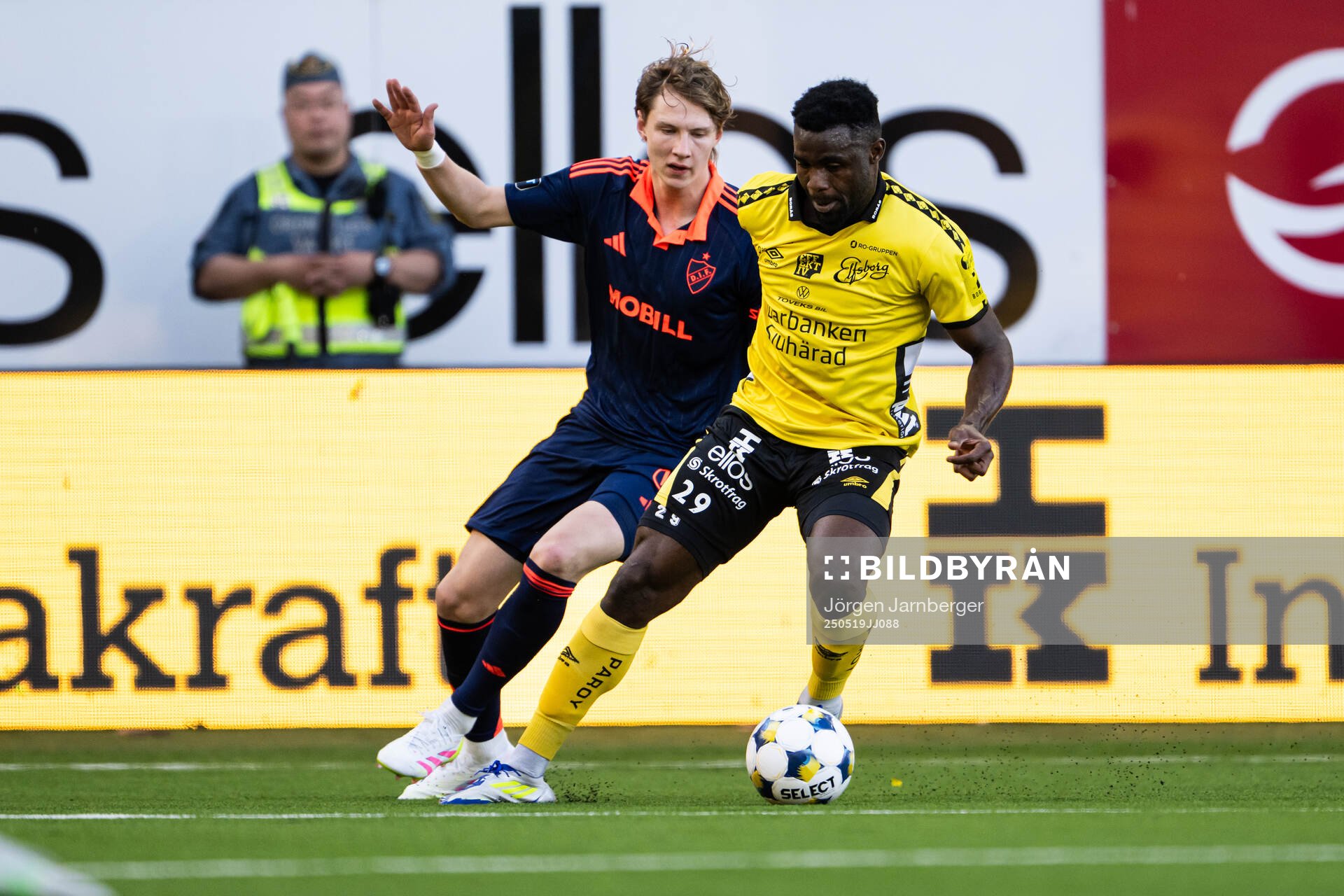 Djurgårdens August Priske Flyger och Elfsborgs Ibrahim Buhari under fotbollsmatchen i Allsvenskan mellan Elfsborg och Djurgården den 19 maj 2025 i Borås.